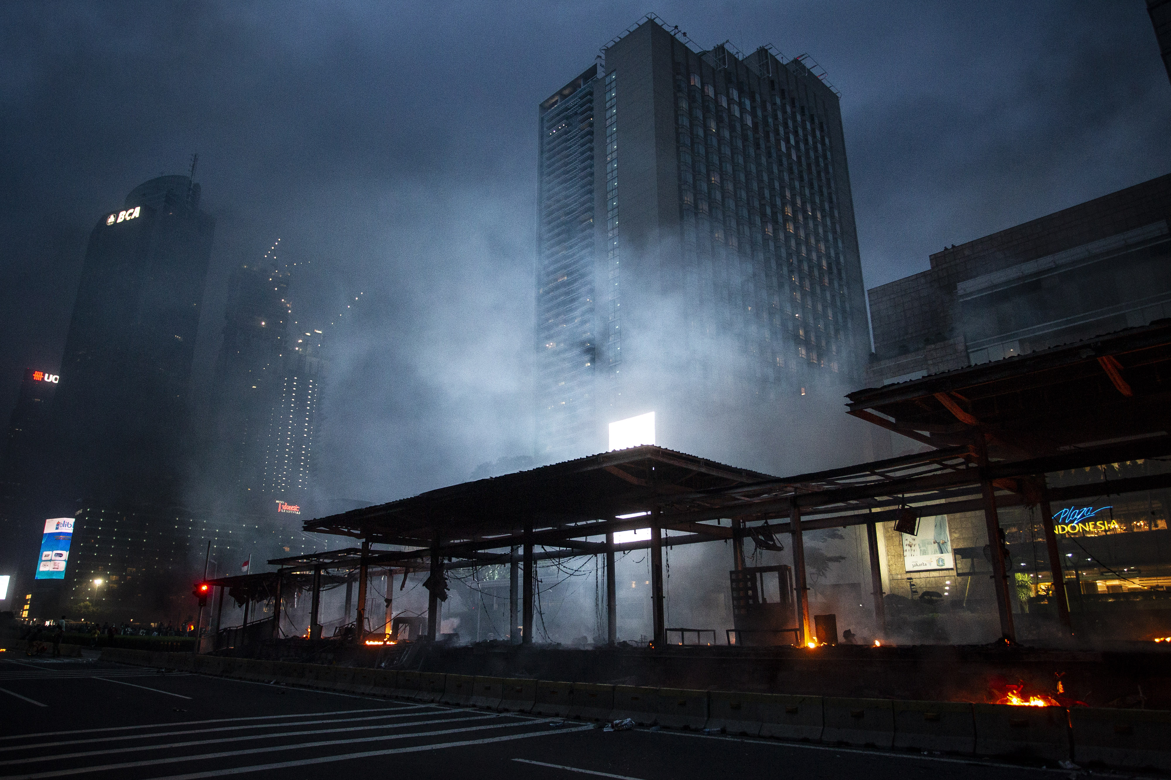 Halte Trans-Jakarta Bundaran HI hangus terbakar saat unjuk rasa menolak pengesahan UU Cipta Kerja di Jakarta, Kamis (8/10).