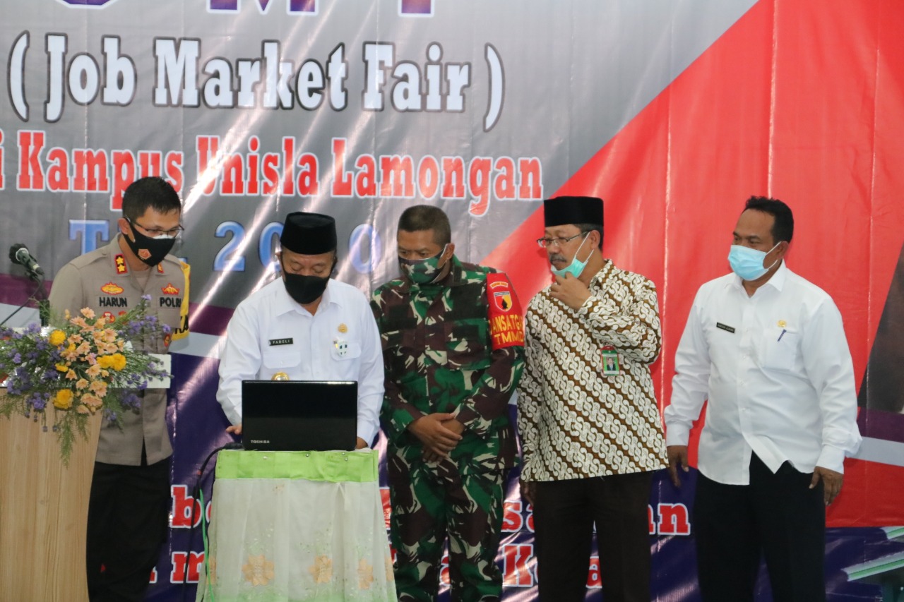 Bupati Lamongan Fadeli meluncurkan aplikasi lajobs-disnakerlamongan.com sebagai upaya membangkitkan ekonomi setempat. 