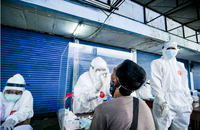 Petugas medis melakukan swab test terhadap pedagang pasar di Jakarta
