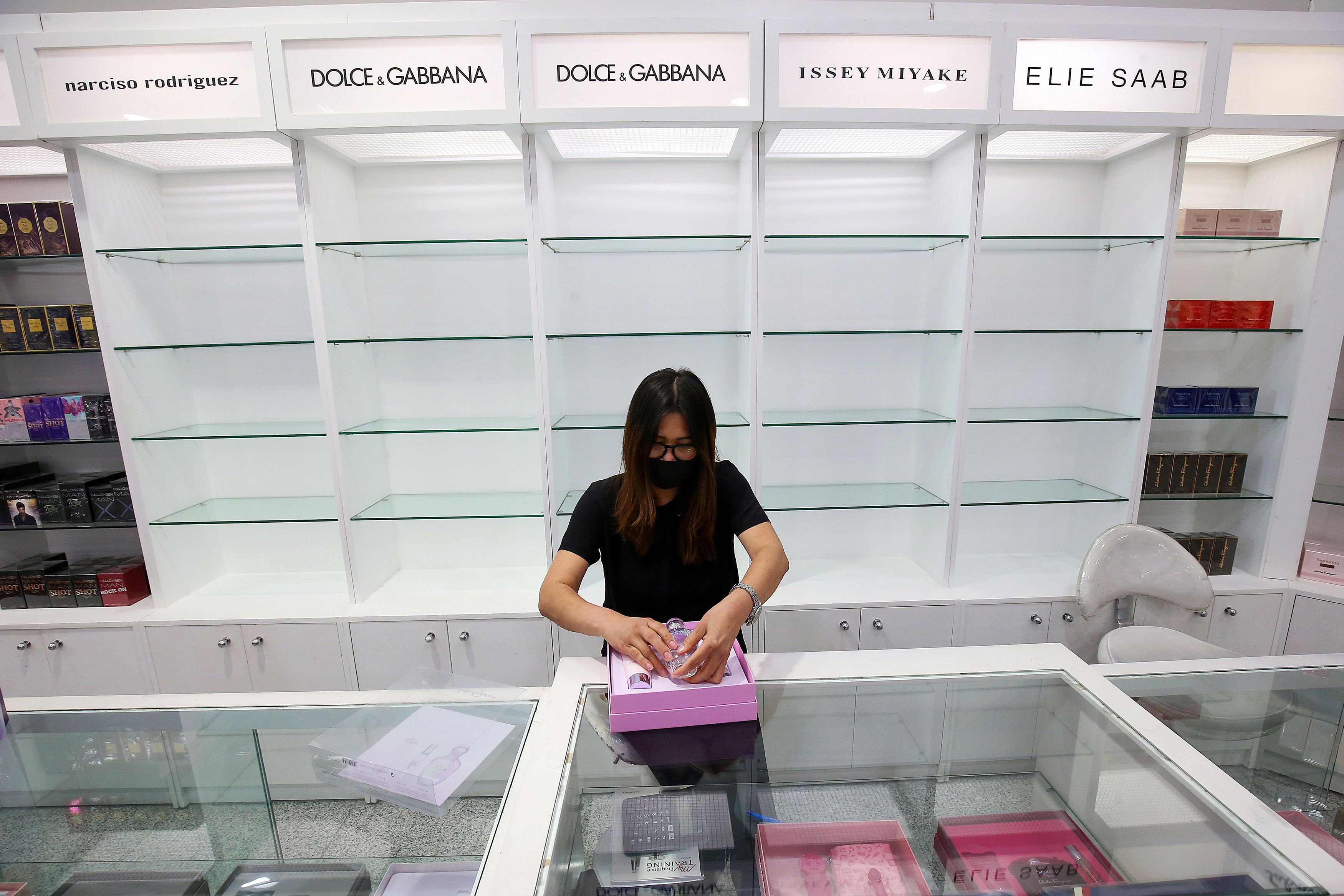 Sebuah toko di Kuwait City memperlihatkan rak-rak kosong yang seharusnya berisi produk kosmetik dan parfum asal Prancis.