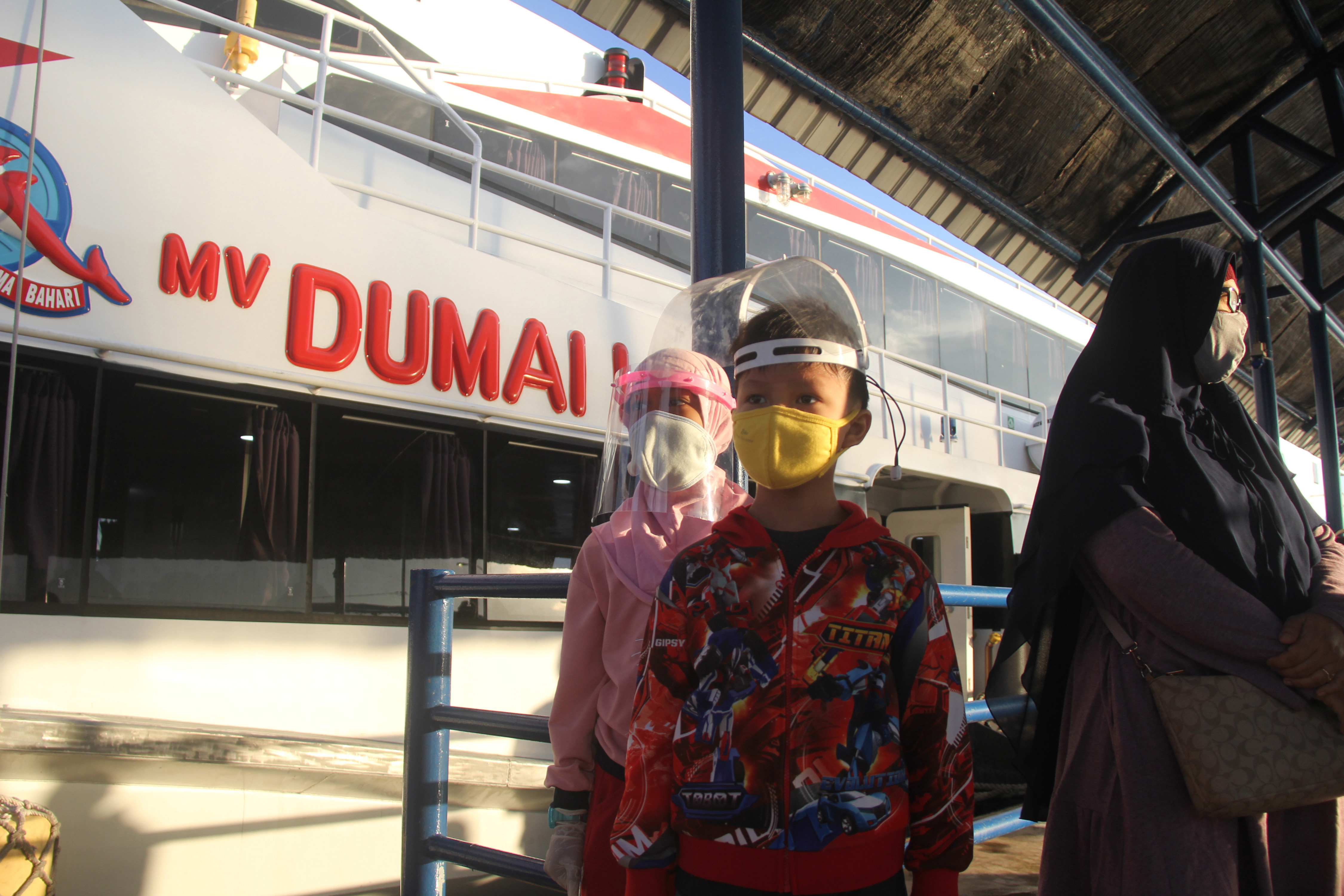 Sejumlah penumpang tujuan Pulau Batam menunggu keberangkatan kapal di Pelabuhan Bandar Sri Junjungan Dumai, Riau.