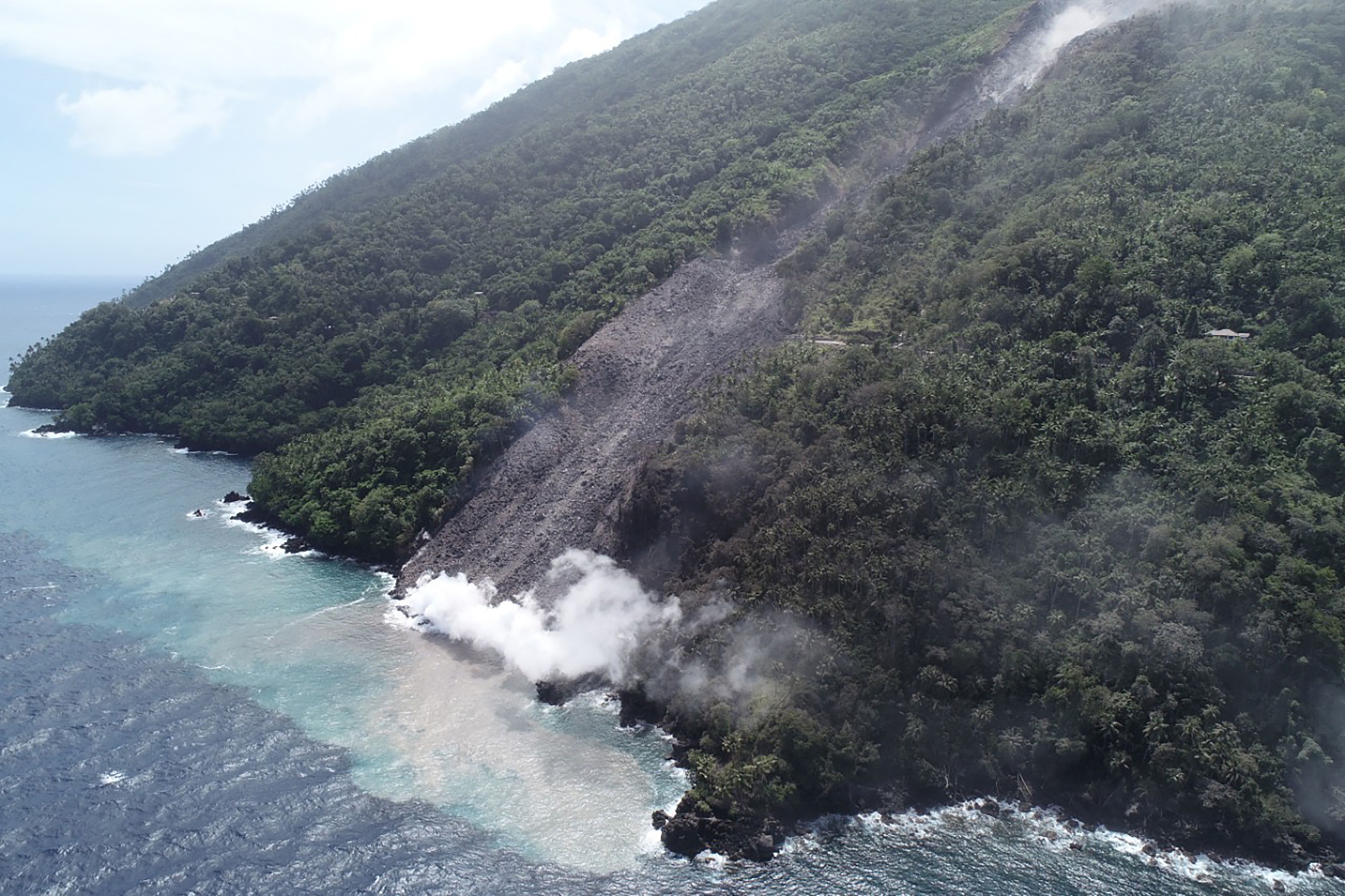 Aliran lahar dari Gunung Karangetang di Pulau Siau, Sulawesi Utara mengalir ke laut.