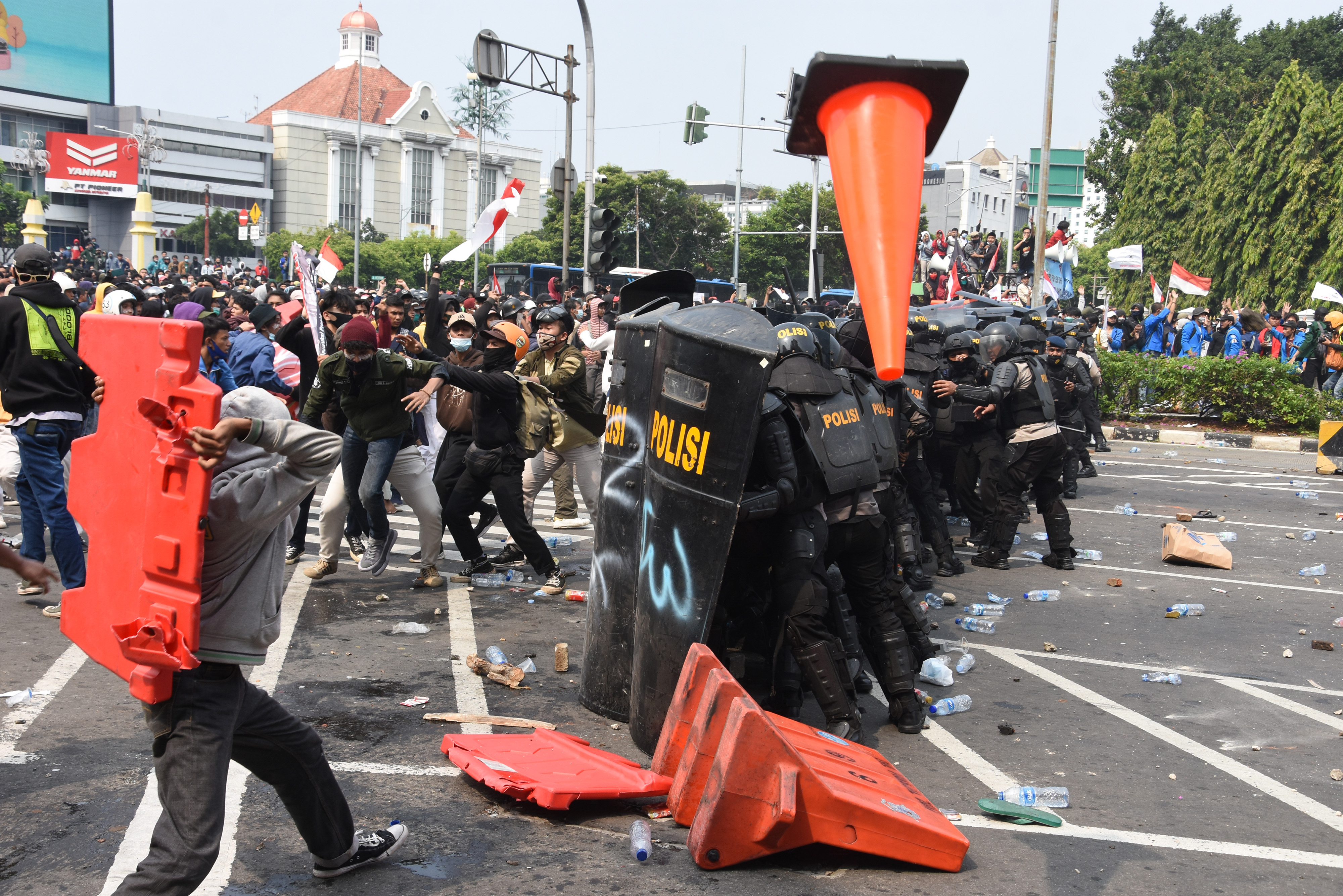 Aksi protes terhadap UU Cipta Kerja semakin memanas.