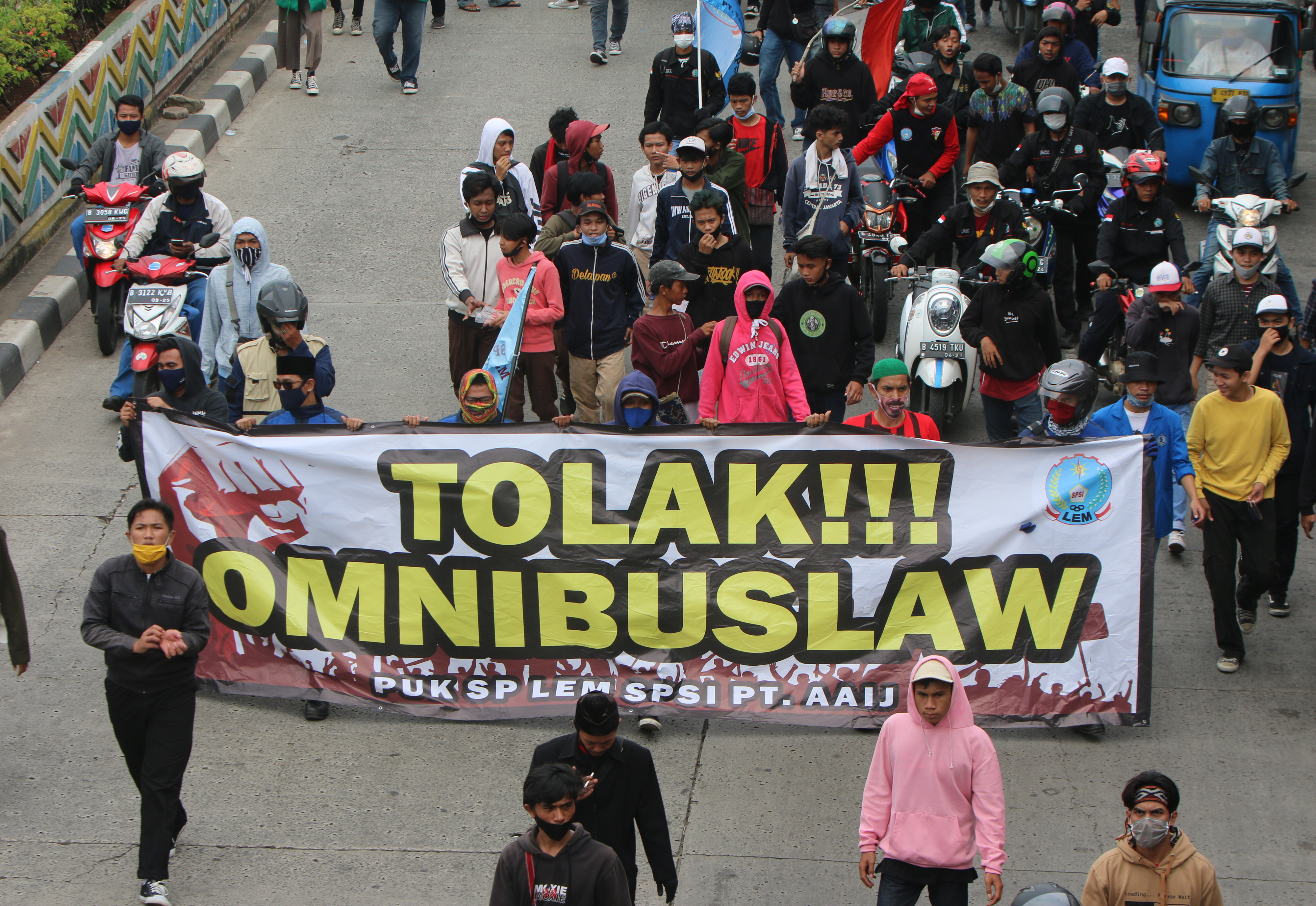 Sejumlah mahasiswa dan buruh melakukan aksi damai menolak Undang-Undang Cipta Kerja (Omnibus Law) di kawasan Pasar Senen, Jakarta.