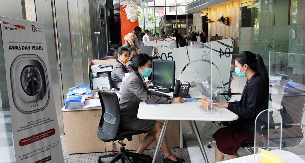 Customer service memberikan penjelasan kepada nasabah Bank Danamon tentang kelebihan produk asuransi Manulife, di Gedung Danamon, Jakarta. 