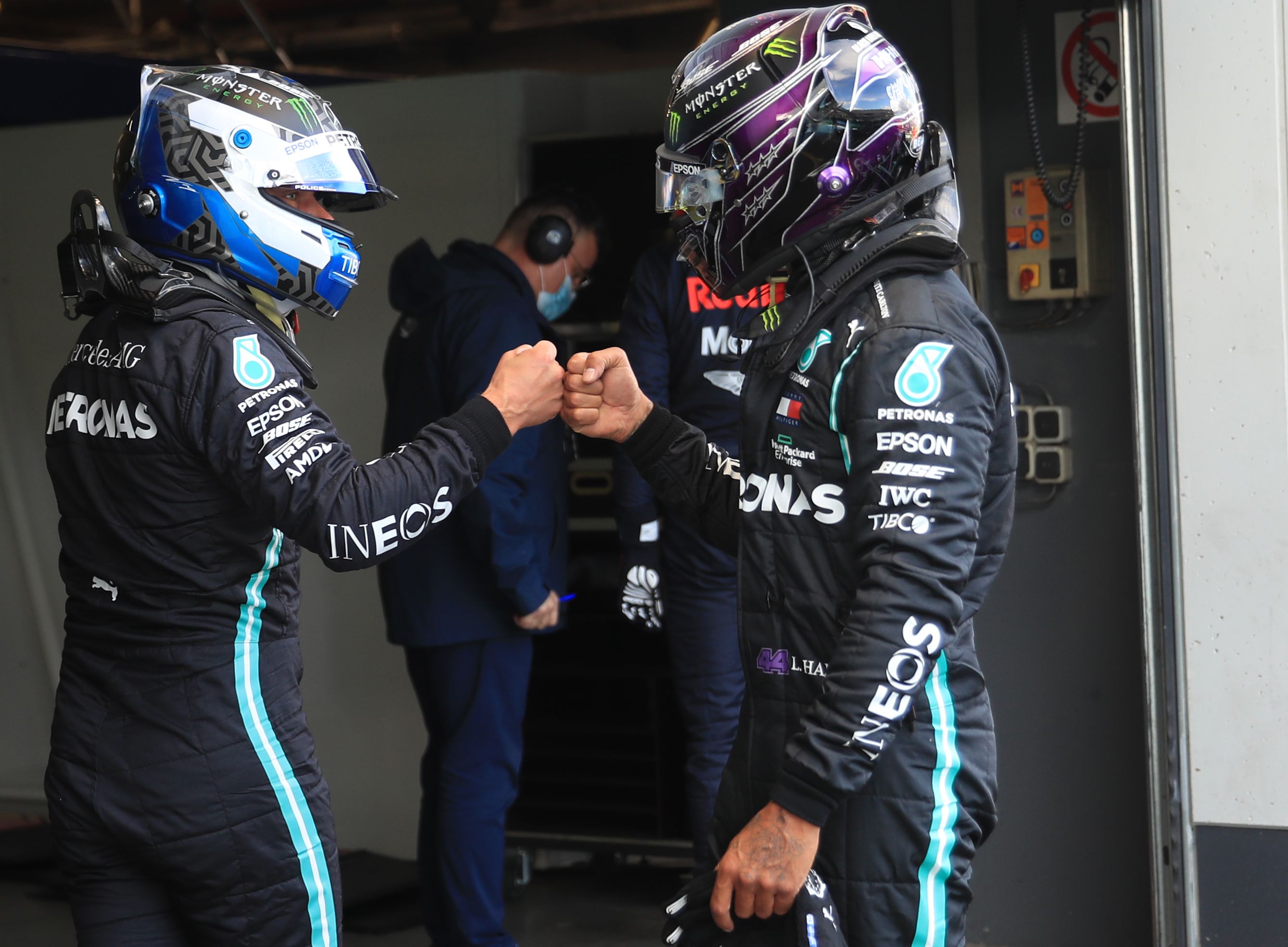 Duet pembalap Mercedes Valtteri Bottas (kiri) dan Lewis Hamilton.