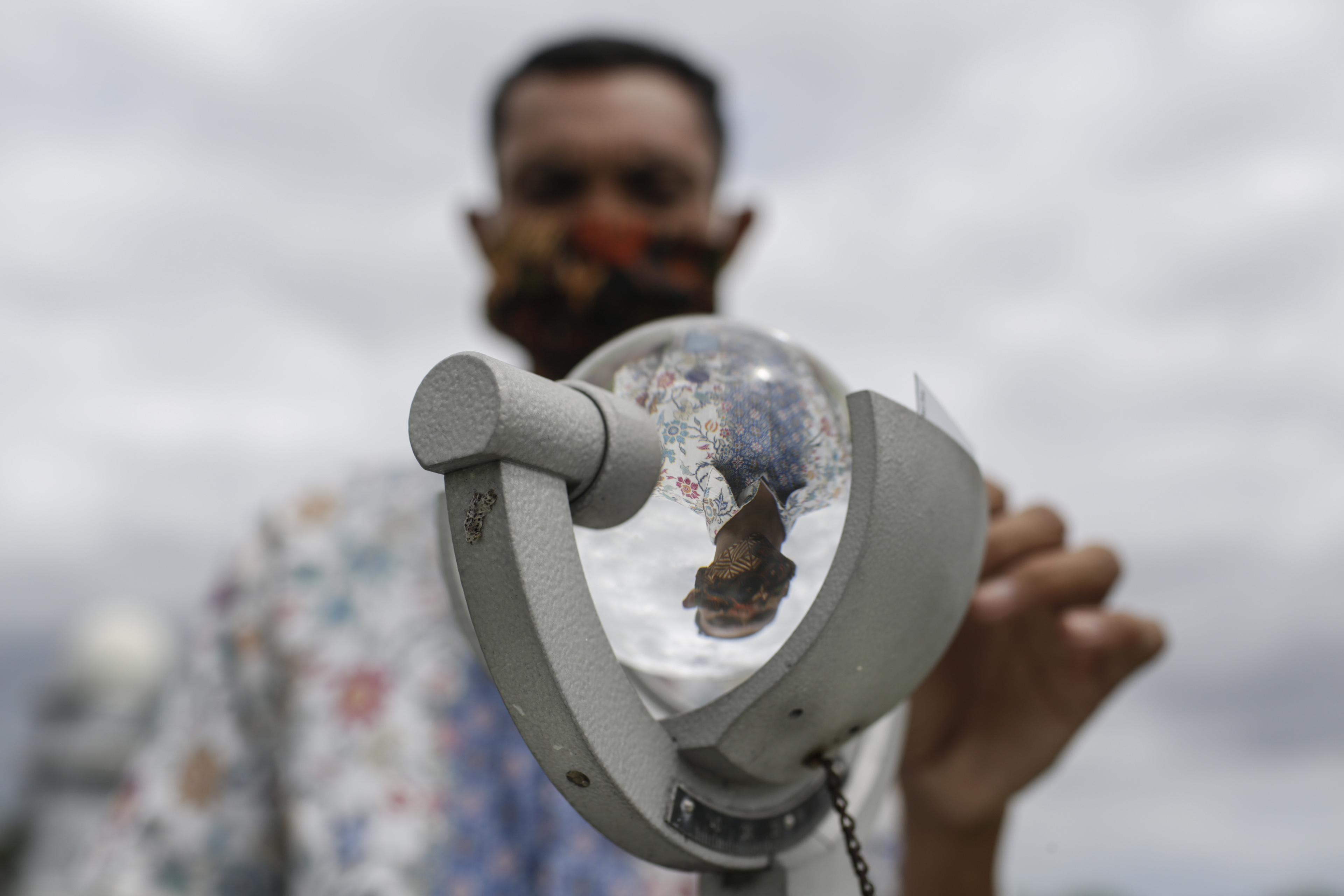 Petugas memeriksa alat pengukur sinar matahari di Stasiun Klimatologi, BMKG Yogyakarta, Sleman, DI Yogyakarta, Rabu (7/10/2020).