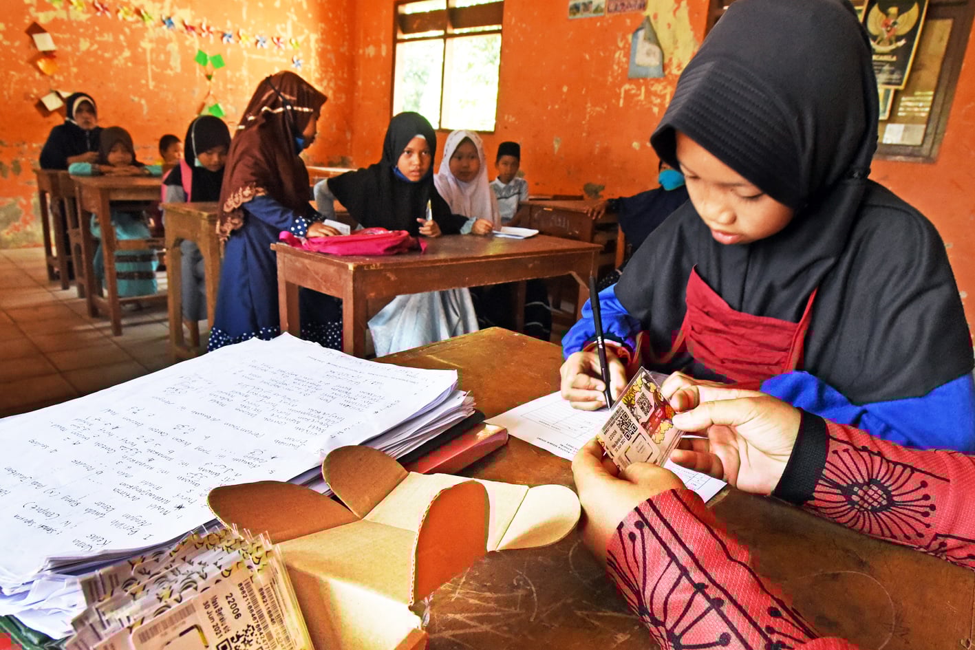 Murid Madrasah Hidayatul Athfal Taktakan menandatangani berkas penerimaan kartu internet gratis di Serang, Sabtu (26/9).