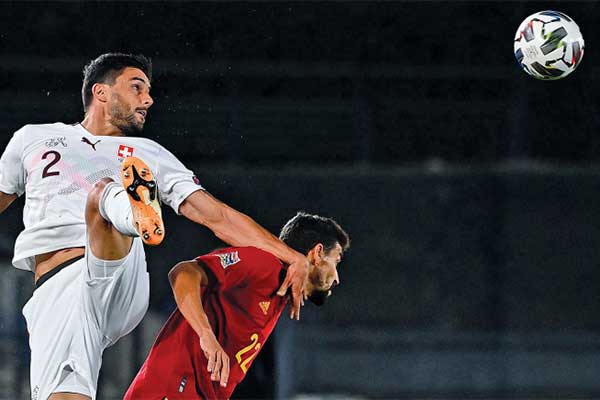 Bek Swiss Loris Benito (kiri) terlibat duel udara dengan bek Spanyol Jesus Navas pada pertandingan Liga A Grup 4 UEFA Nations League
