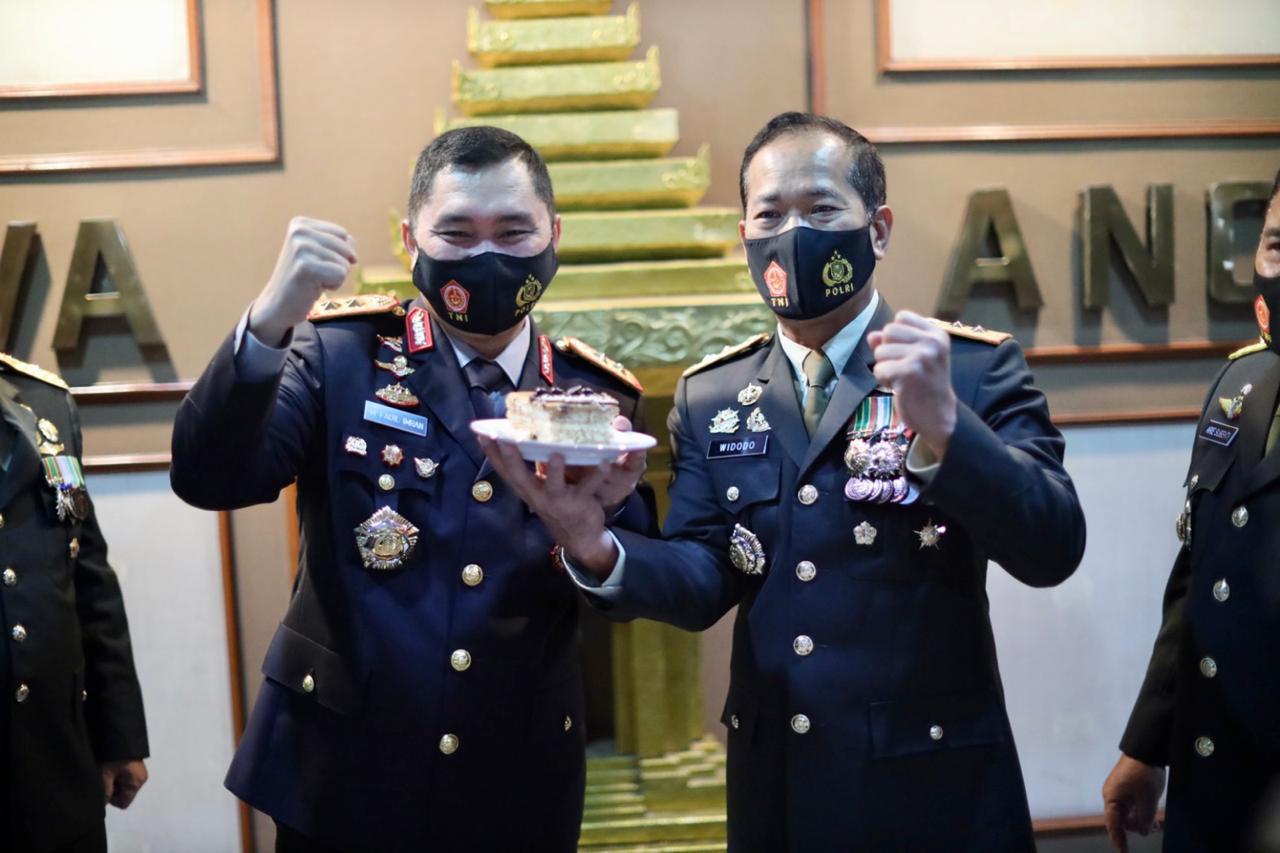 Kapolda Jatim Irjen M Fadil Imran dan Pangdam V Brawijaya Mayjen TNI Widodo Iryansyah.