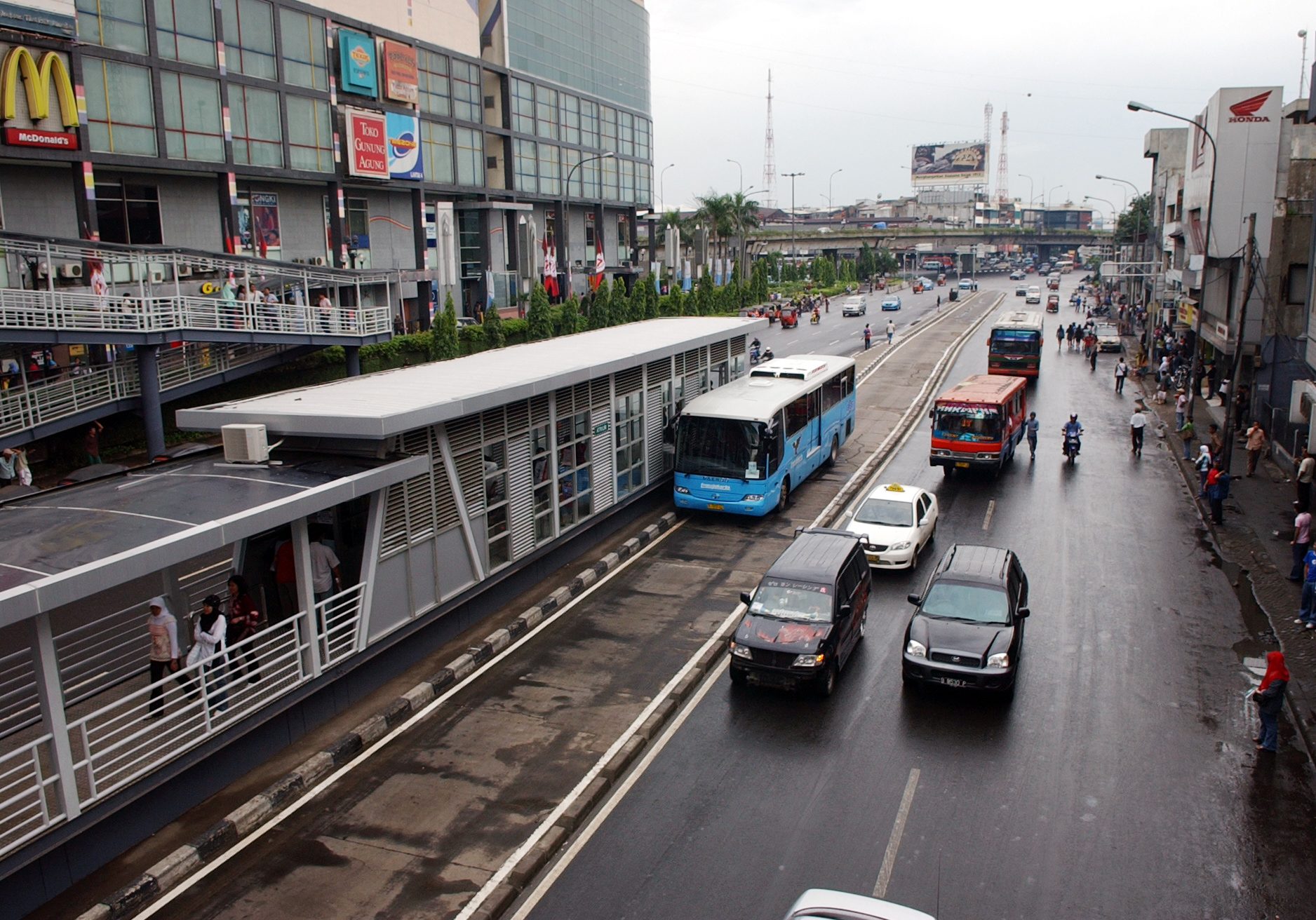 Bus Transjakarta koridor 2 Harmoni-Pulogadung tengah berhenti di Halte Atrium Senen.