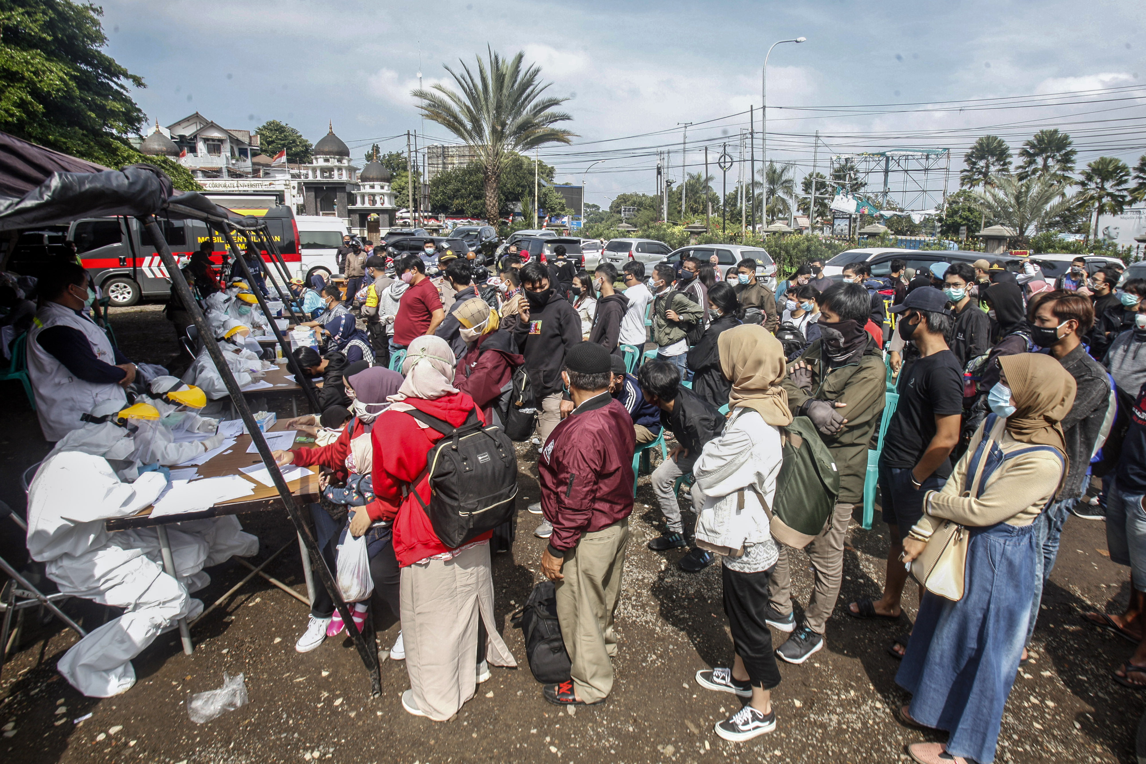 Sejumlah wisatawam antre untuk melakukan rapid test di kawasan wisata Puncak, Kabupaten Bogor, Jawa Barat, Kamis (29/10)