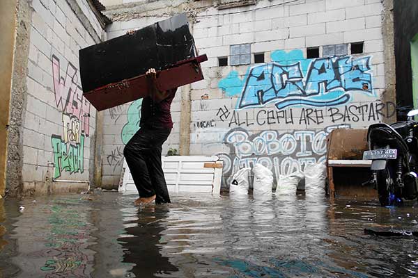 Warga menyelamatkan barang miliknya saat banjir melanda kawasan Bekasi