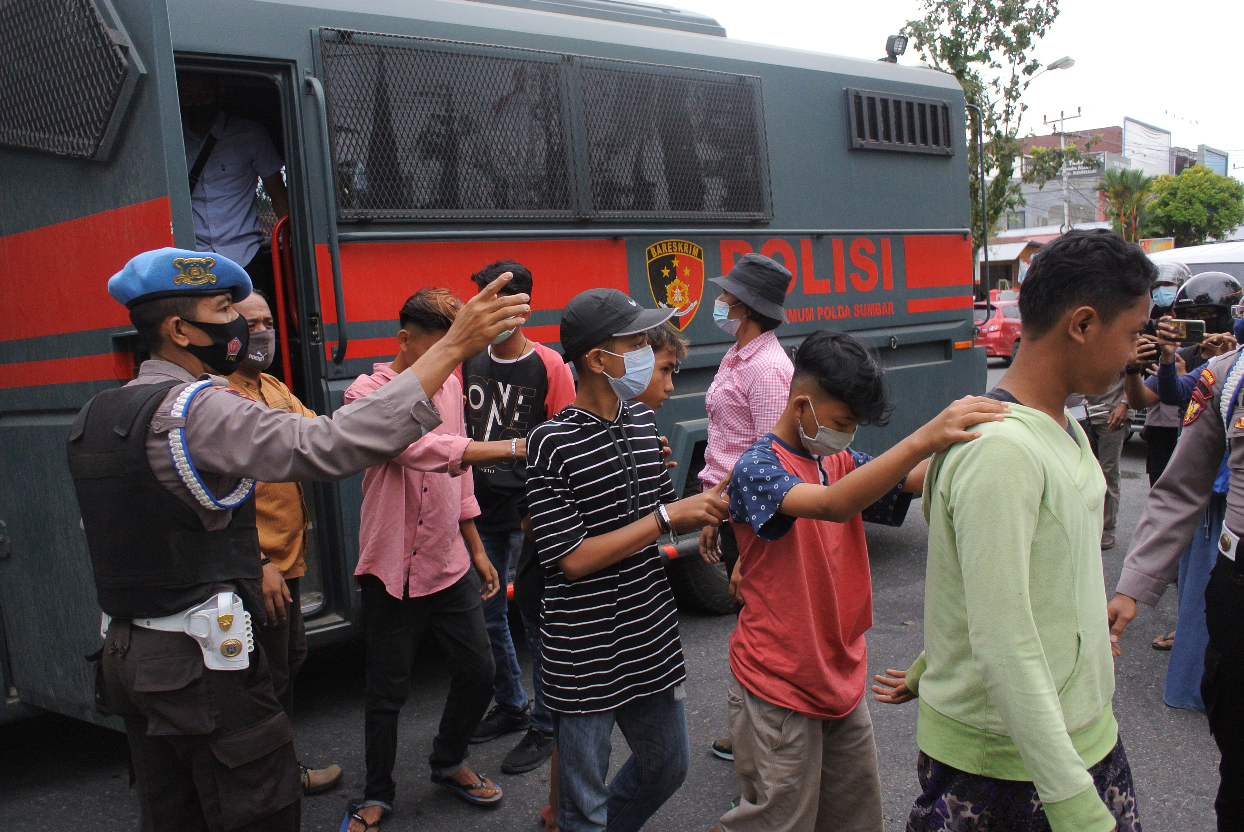 Polisi mengamankan seratusan pelajar dan preman yang diduga terlibat dalam kericuhan demonstrasi menolak Omnimbus Law di Padang