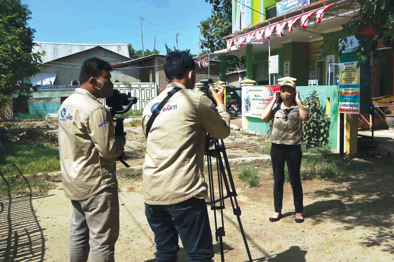 Wawancara dan peliputan di puskesmas di Pulau Kodingareng, Makassar. 
