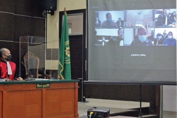 Tiga terdakwa kasus dugaan pembuatan dokumen perjalanan palsu yaitu Joko S Tjandra, Anita Kolopaking, dan Brigjen Pol Prasetijo Utomo 