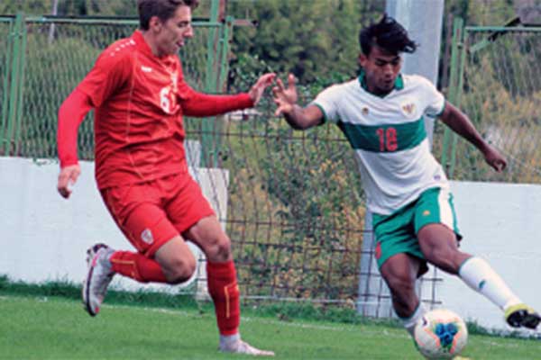 Pemain sayap kiri Timnas U-19 Indonesia Irfan Jauhari (kanan) mencoba melewati kawalan pemain Masedonia Utara 