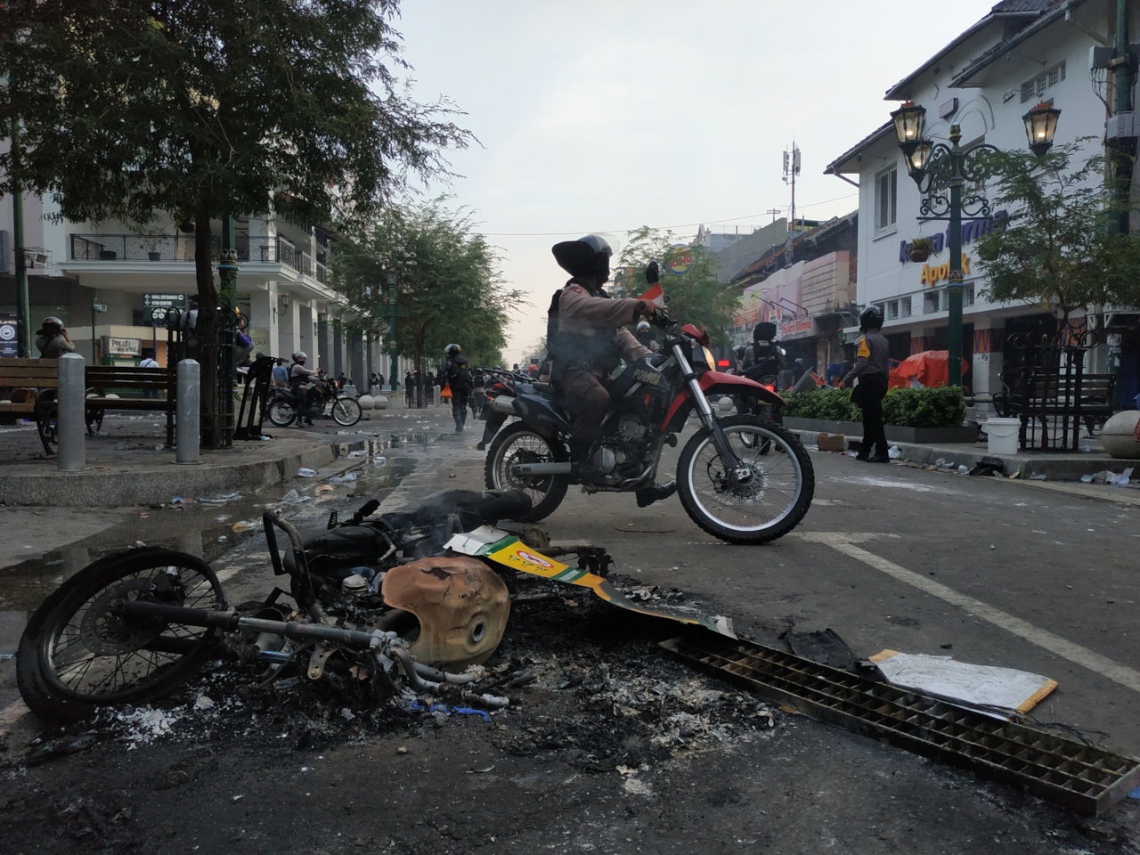 Sepeda motor yang dibakar massa di Jalan Malioboro, Yogyakarta