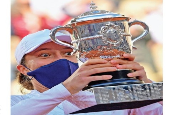 Petenis asal Polandia Iga Swiatek, 19, saat mengangkat trofi setelah mengalahkan petenis peringkat empat asal Amerika Serikat, Sofia Kenin