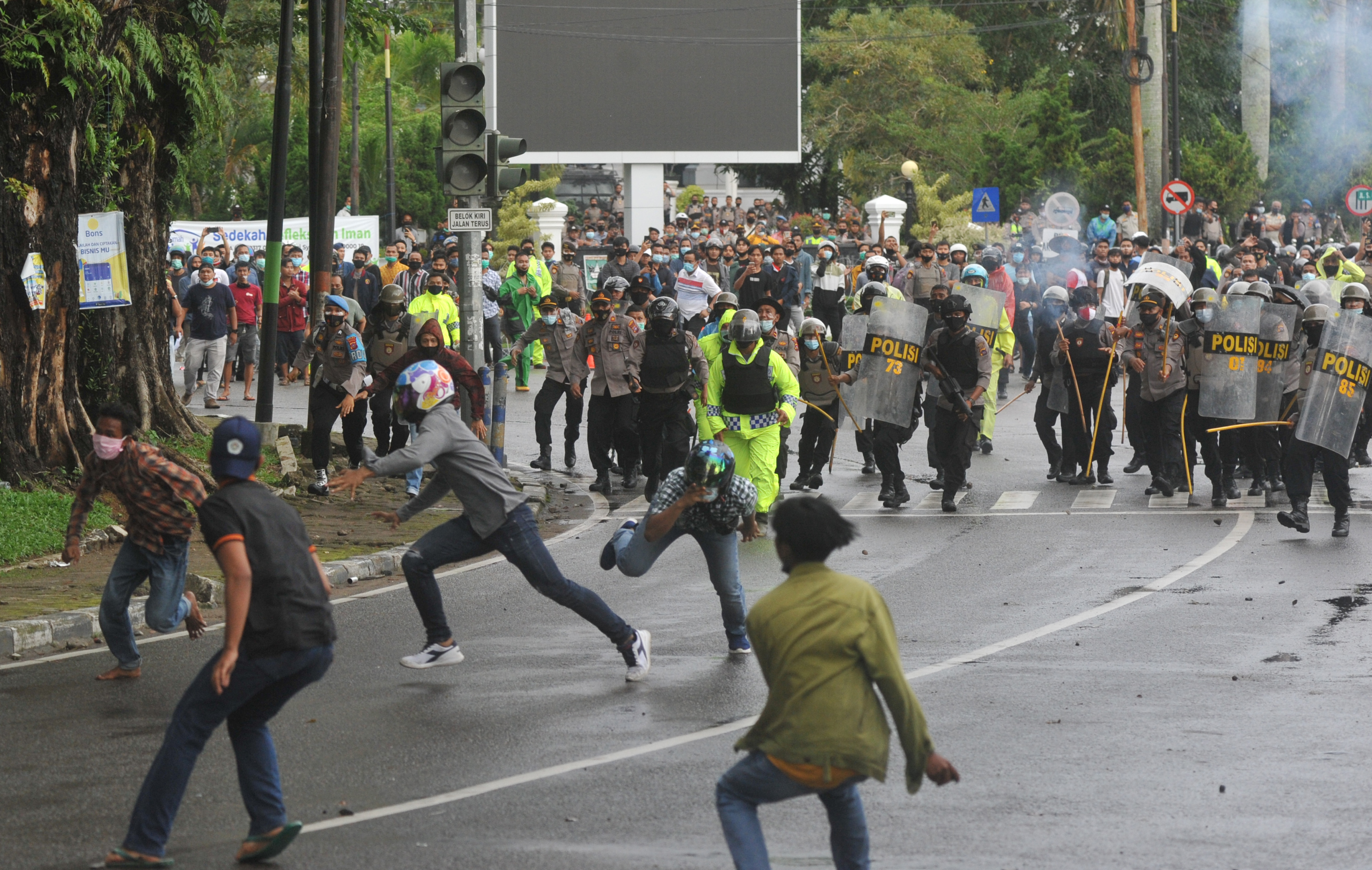 Demonstran bentrok dengan aparat kepolisian di depan Gedung DPRD Sumatra Barat,  di Padang, Kamis (8/10/2020).