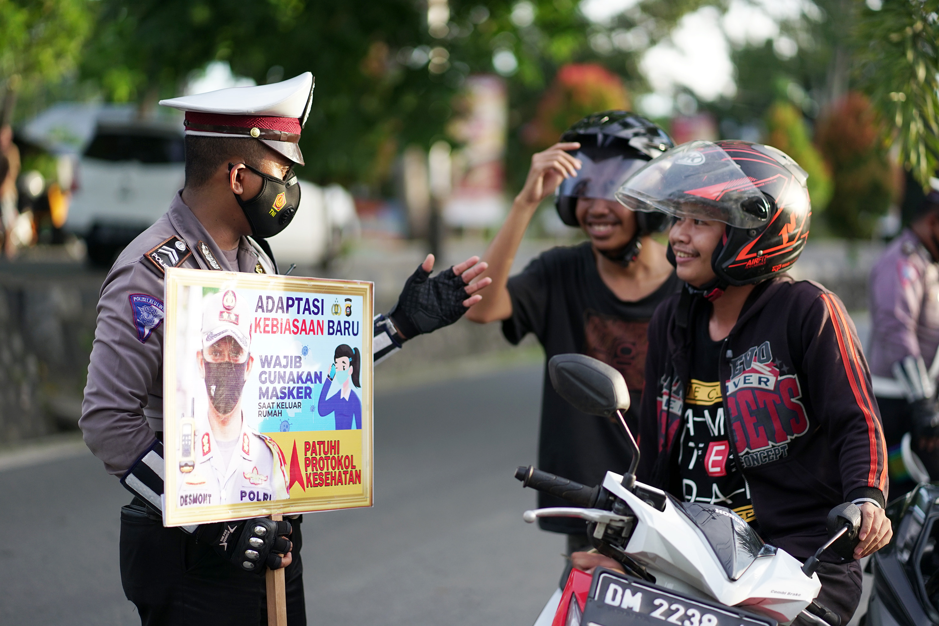 Anggota polisi lalu lintas memberikan imbauan mengenai protokol kesehatan kepada pengendara motor pada Operasi Zebra di Kota Gorontalo.