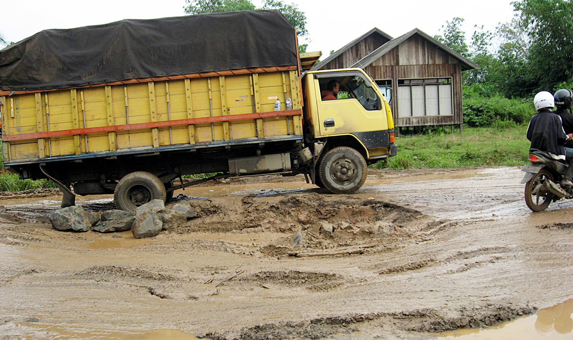 Ruas jalan trans Kalimantan poros selatan kembali rusak parah karena pengawasan angkutan kendaraan lebihi tonase lemah
