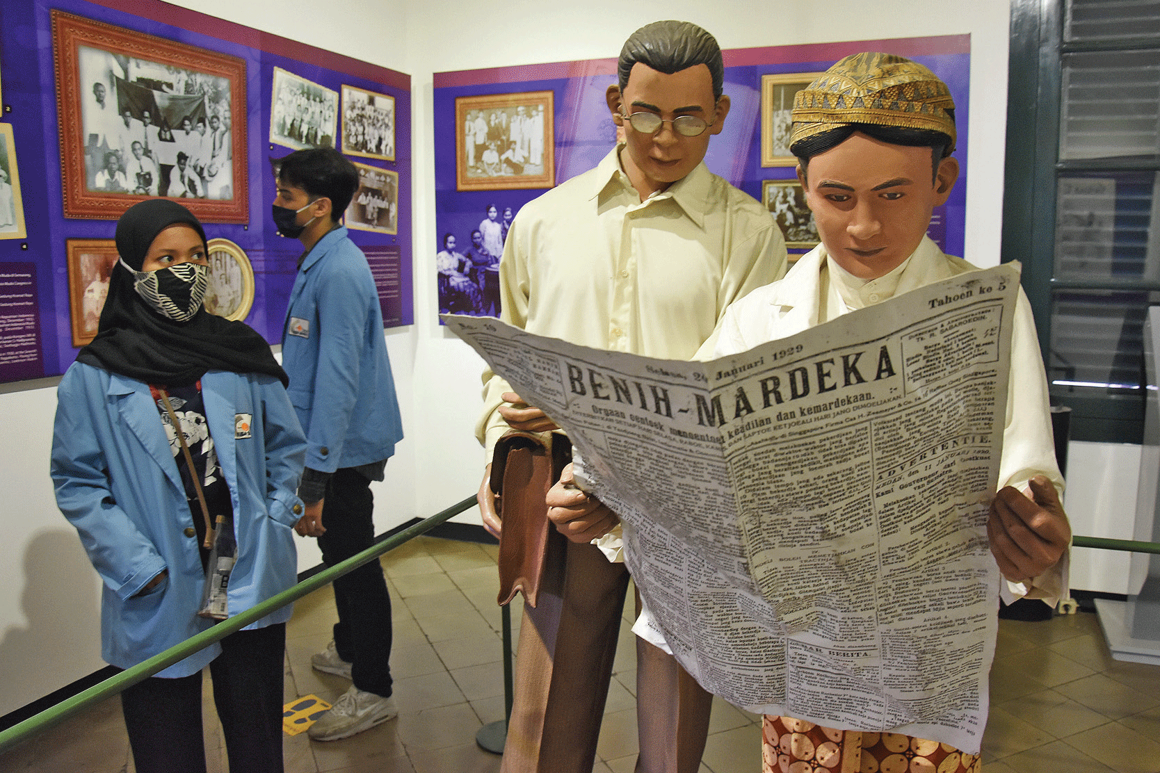 MUSEUM SUMPAH PEMUDA: Mahasiswa mengunjungi Museum Sumpah Pemuda di Jalan Kramat Raya No 106, Jakarta, kemarin. 