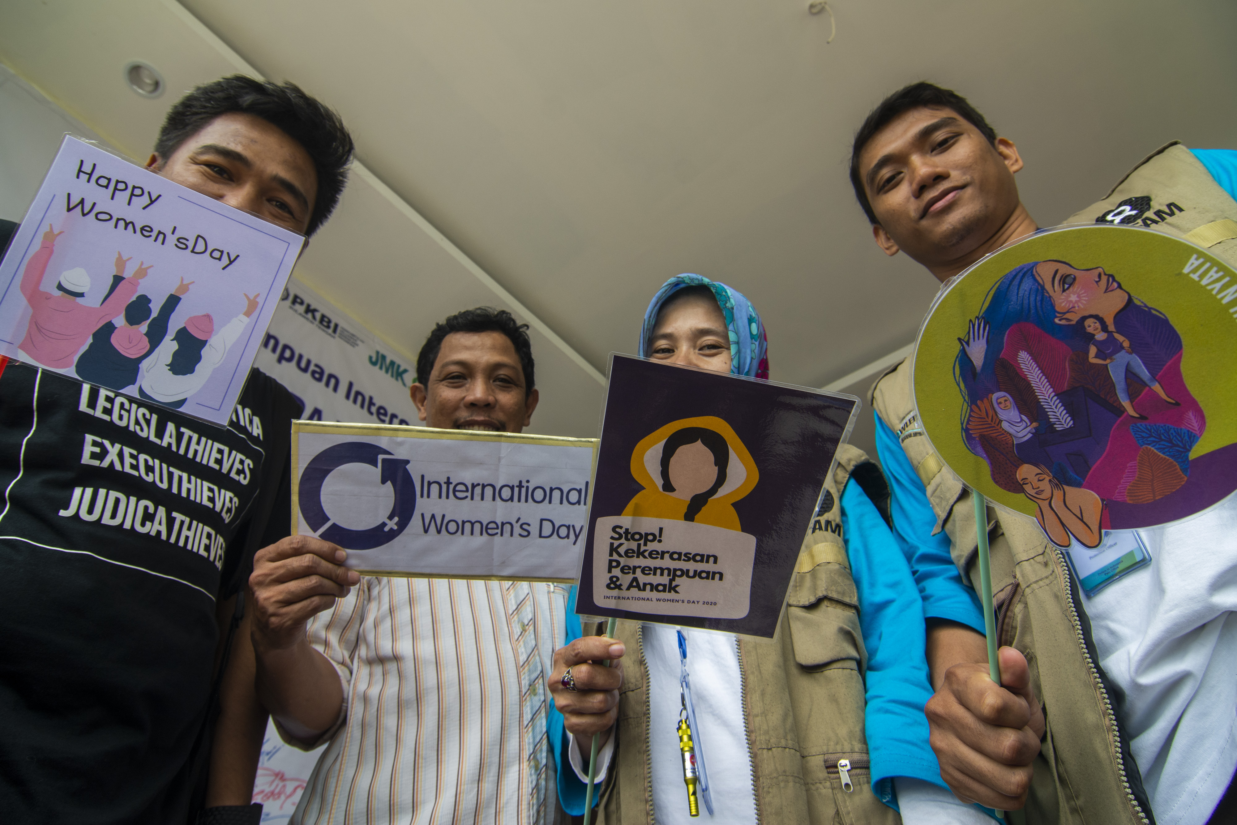 KESETARAAN GENDER: Aktivis Jejaring Mitra Kemanusiaan Oxfam dan jurnalis membawa leaflet saat Kampanye Kesetaraan Gender di Palu.
