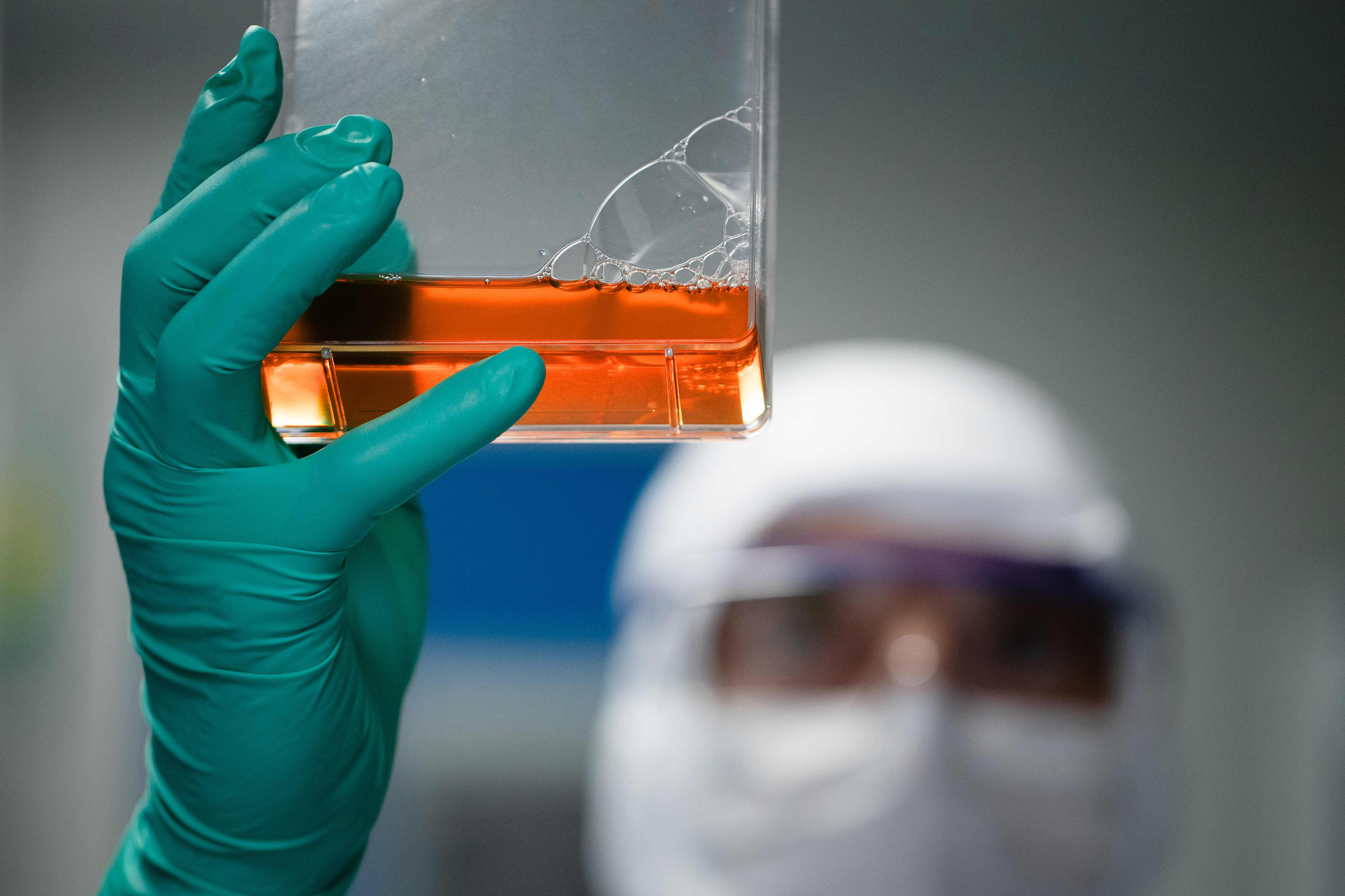 Ilustrasi peneliti saat mengembangkan vaksin covid-19 di laboratorium.