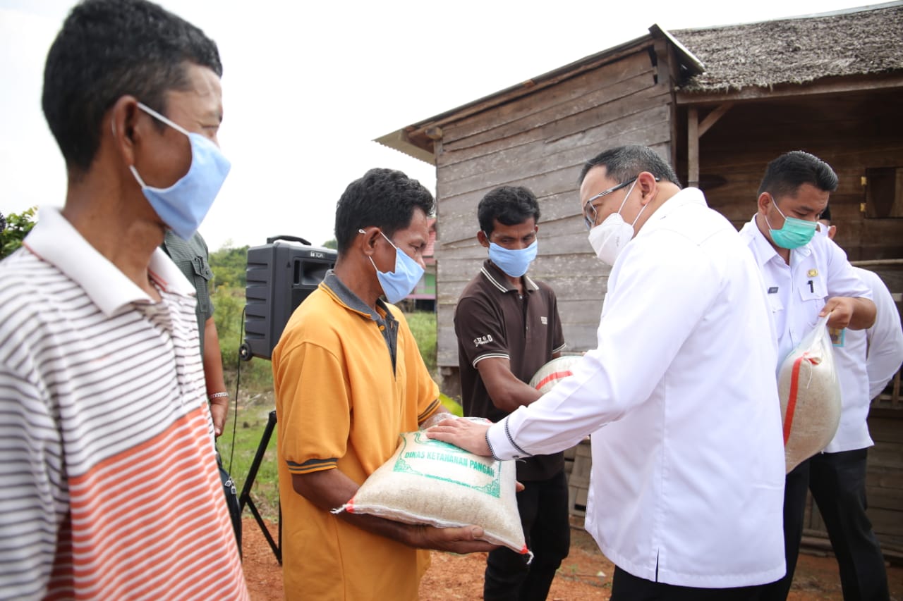 Bupati Musi Banyuasin menyerahkan bantuan pangan untuk warga terdampak covid-19 melalui jaring pengaman sosial.