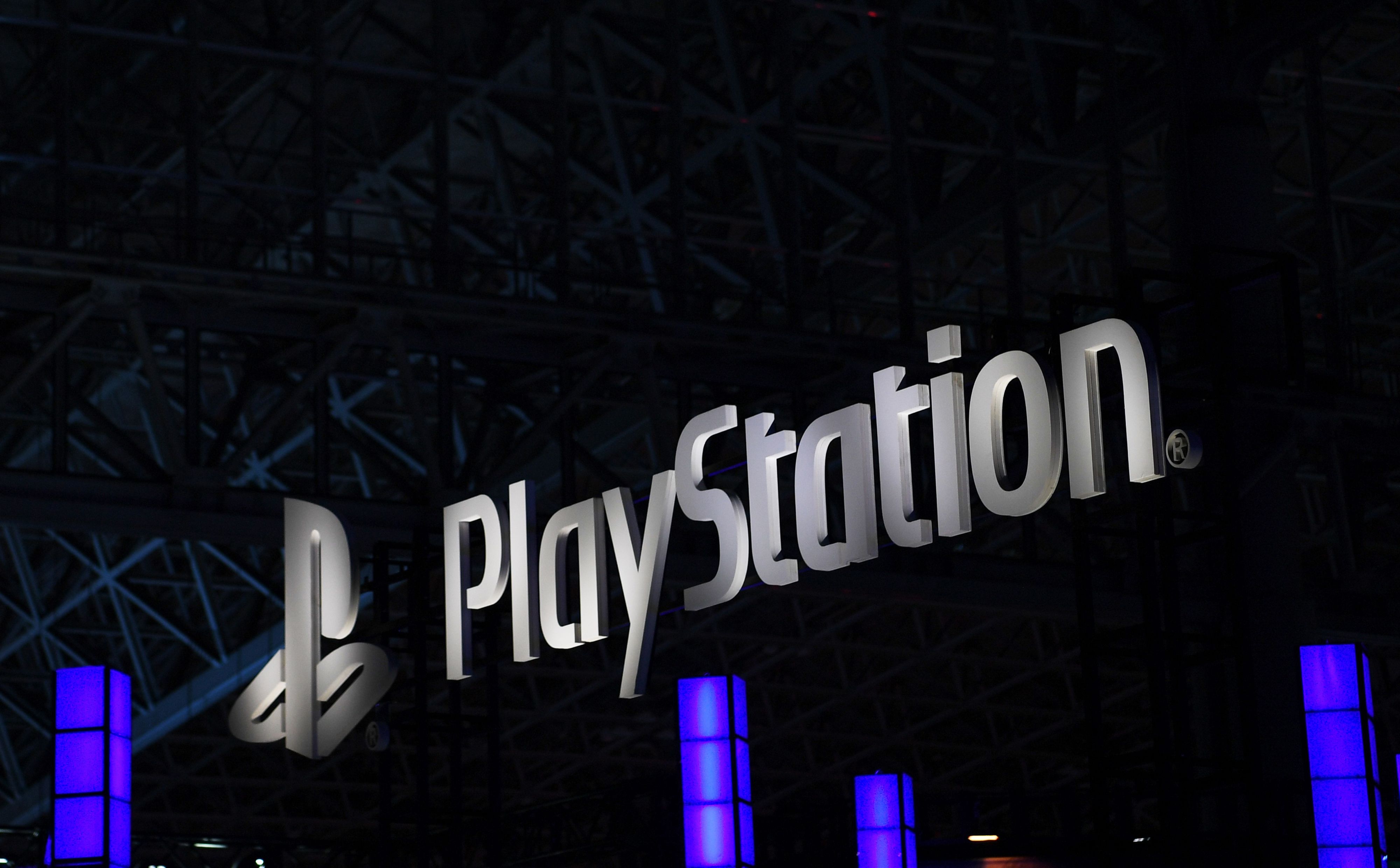 Logo PlayStation yang dipasang dalam suatu pameran.