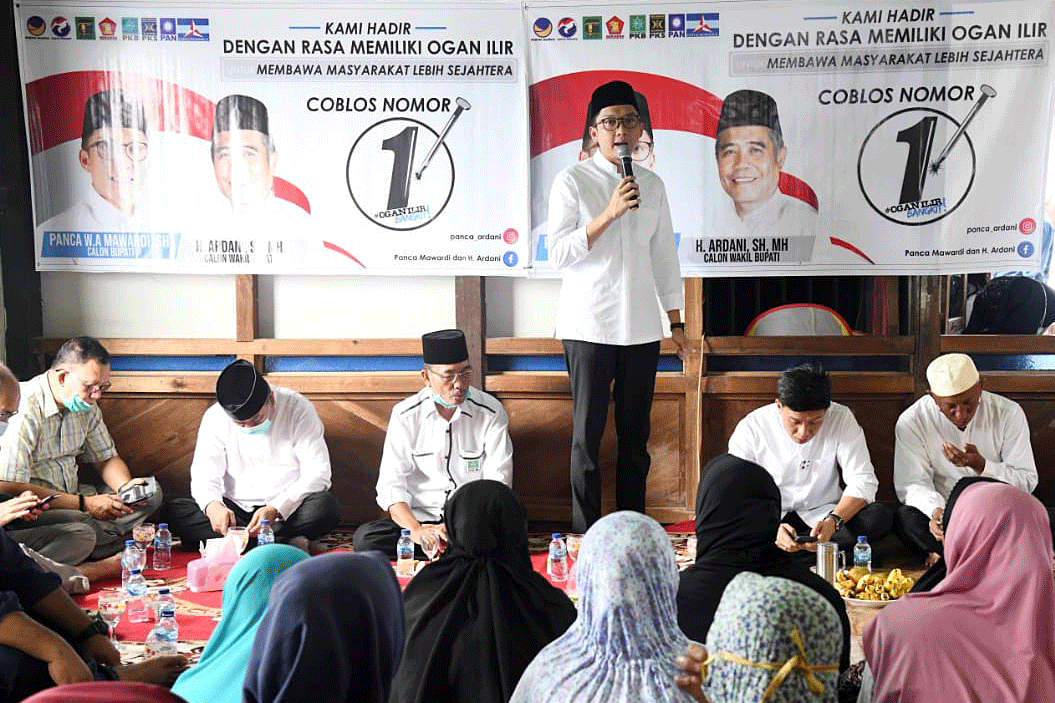 Calon Bupati Ogan Ilir nomor urut 1 Panca Wijaya Mawardi memberikan paparan dalam pertemuan dengan para tokoh masyarakat dan warga di Ogan I