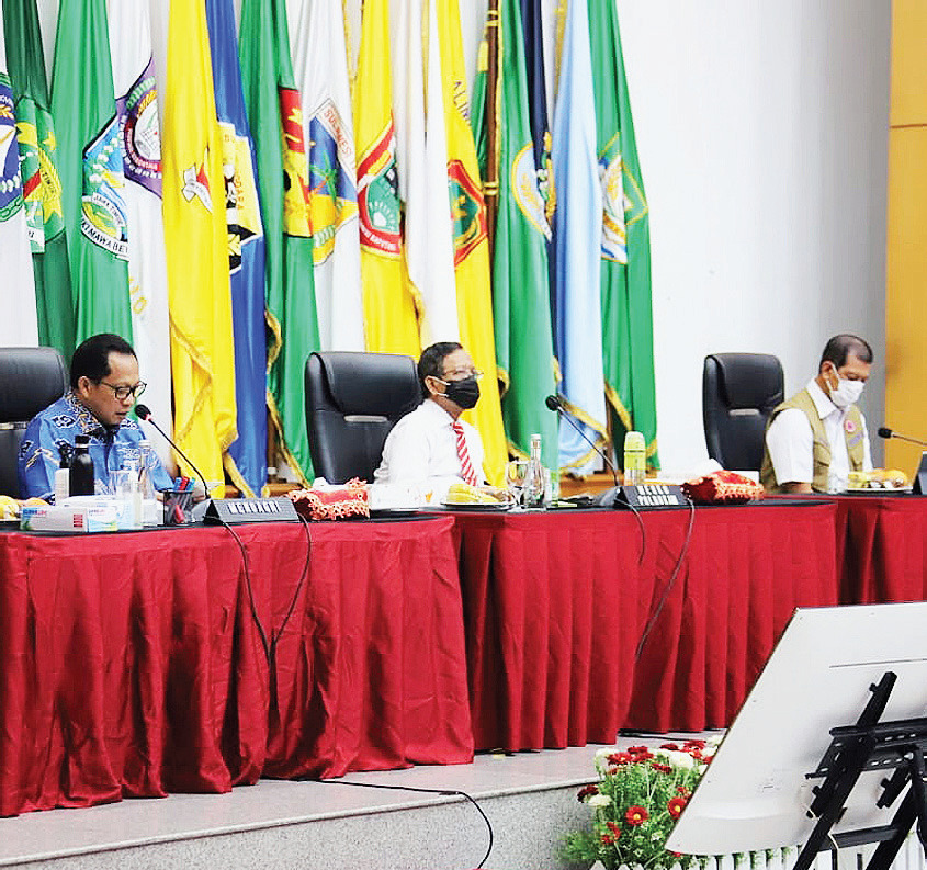 Menteri Dalam Negeri Tito Karnavian, Menko Polhukam Mahfud MD, dan Kepala Badan Nasional Penanggulangan Bencana (BNPB) Doni Monardo.