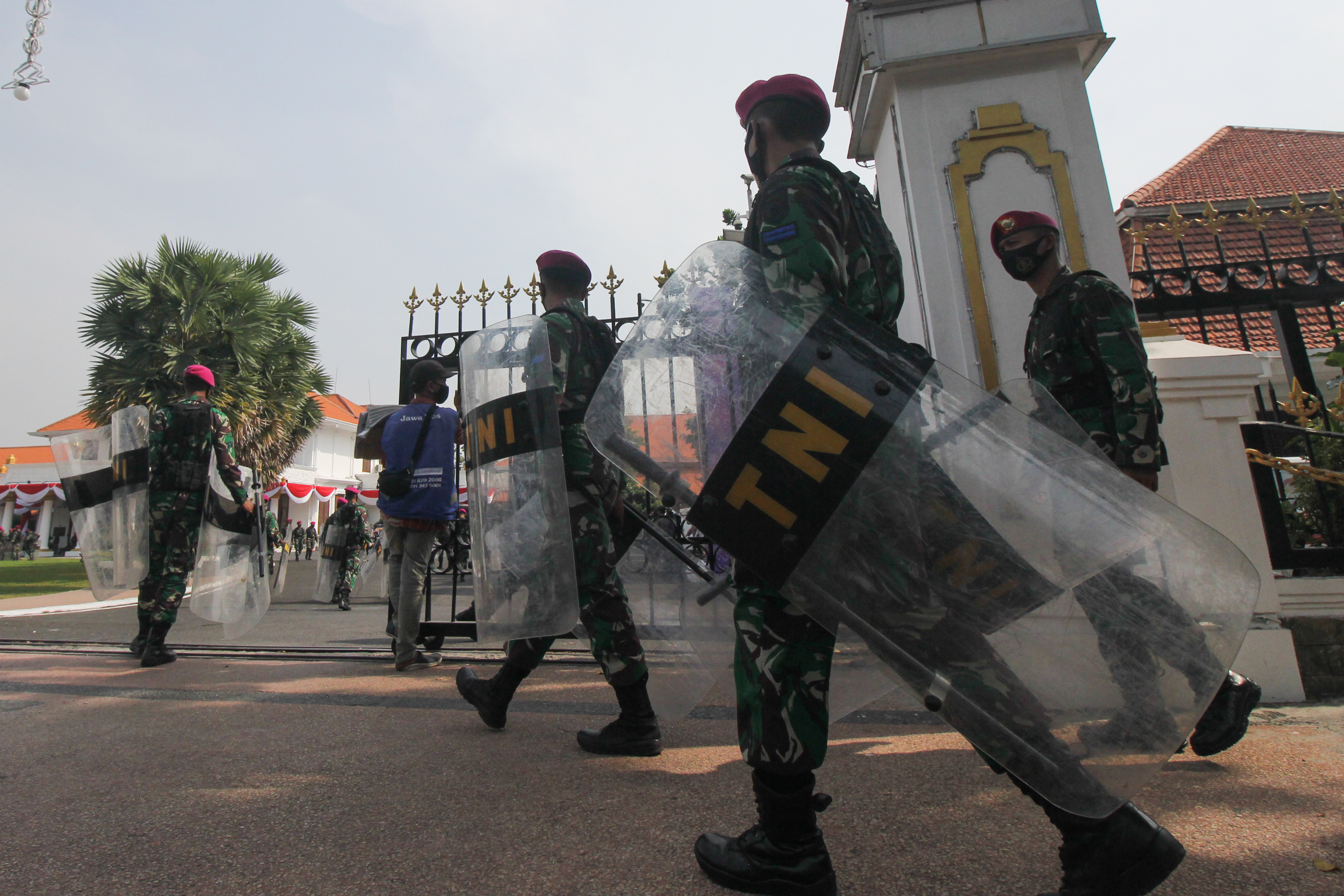  Personel TNI bersiap melakukan pengamanan di Gedung Negara Grahadi, Surabaya, Jawa Timur, Kamis (8/10).