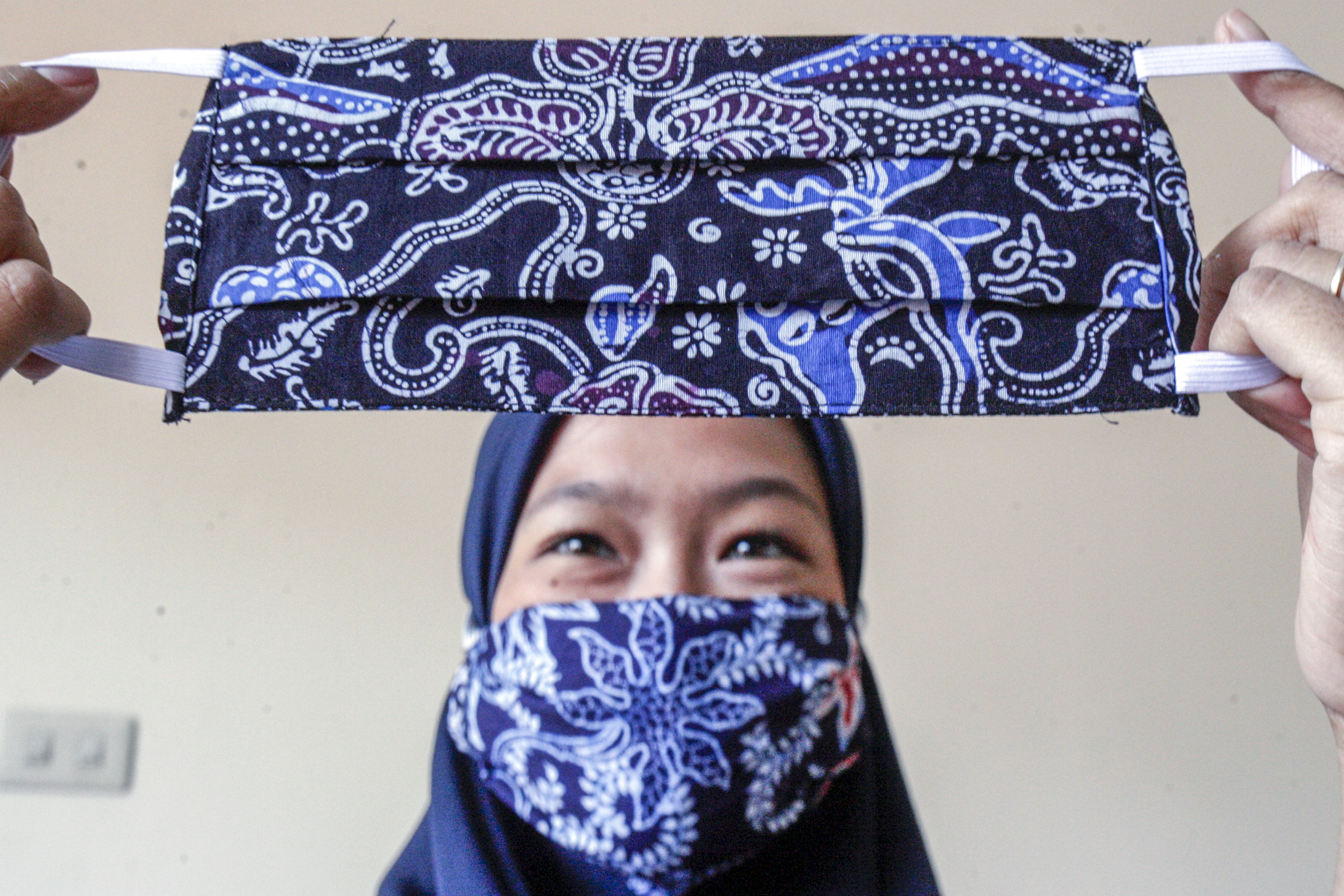 Perajin mengecek kualitas masker batik di Sentra Kerajinan Batik Tradisiku, Kota Bogor, Jawa Barat.