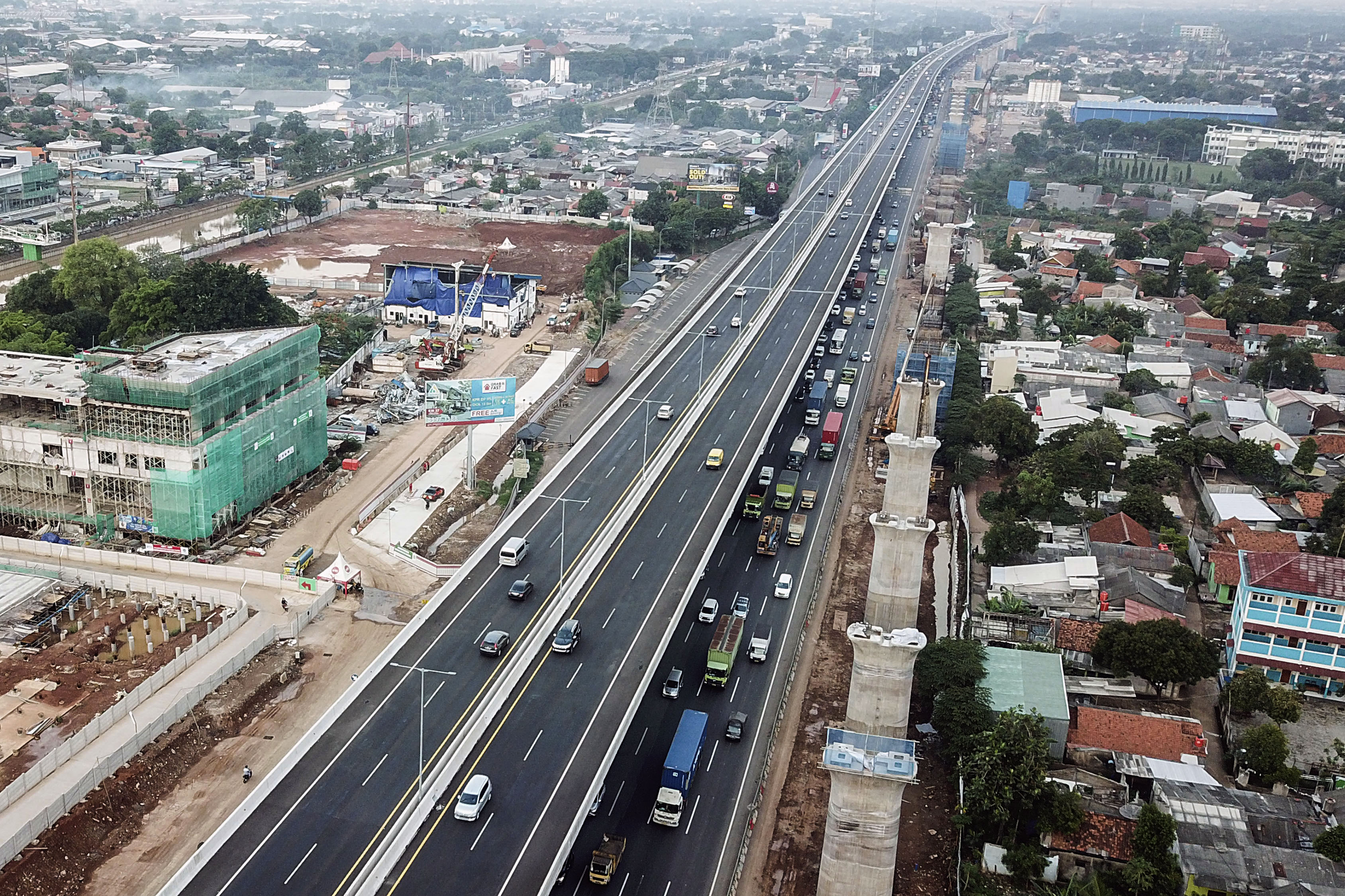 Foto udara Sejumlah kendaraan melintas di tol Jakarta-Cikampek I dan II, Jatimulya, Kabupaten Bekasi, Jawa Barat, Rabu (28/10).