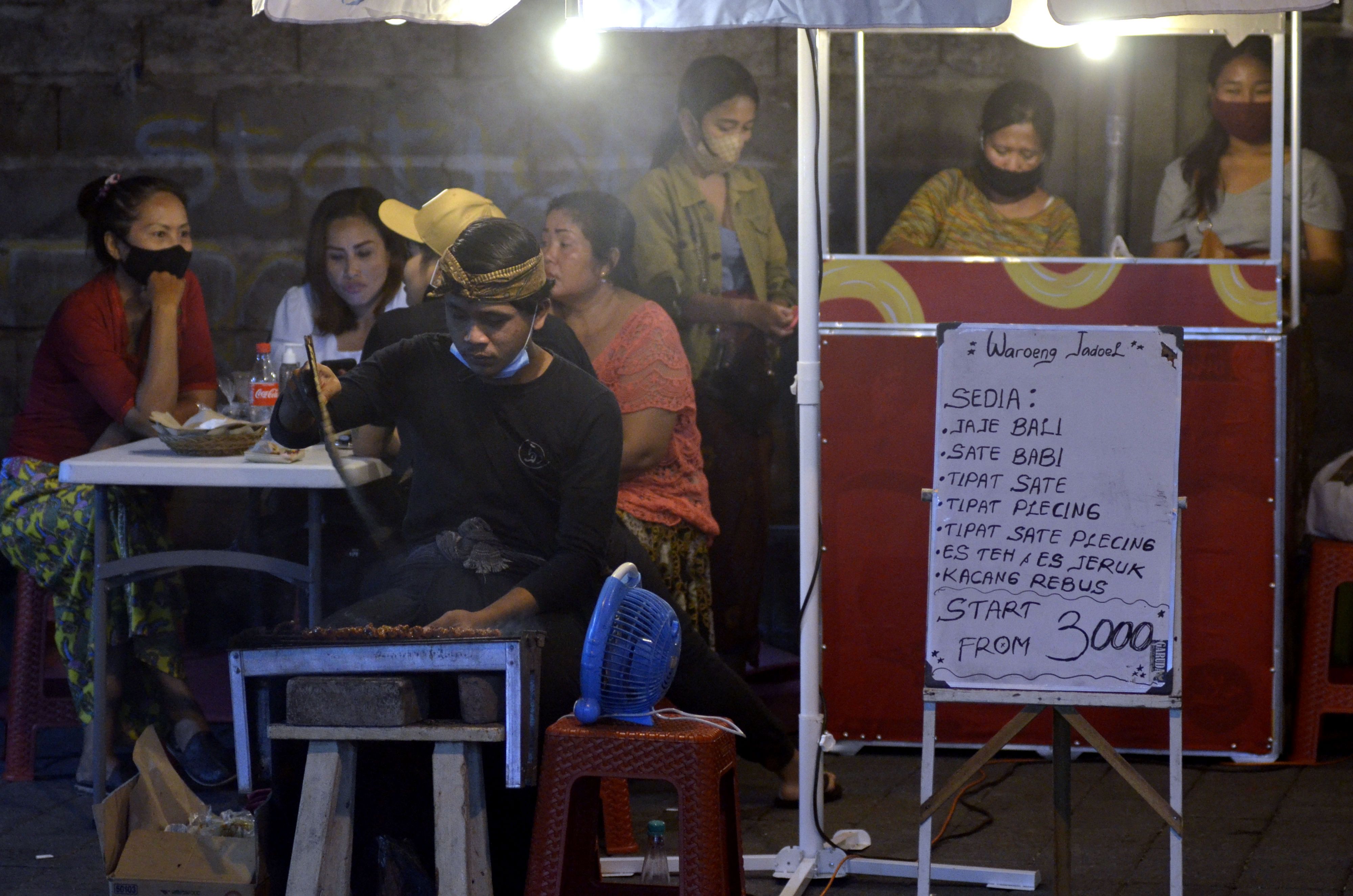 Warga melakukan transaksi di stan 