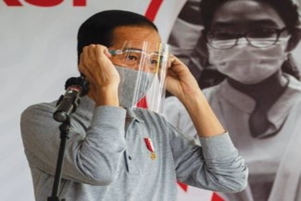 Presiden Joko Widodo saat meninjau fasilitas produksi dan uji klinis tahap III vaksin covid-19 di Fakultas Kedokteran UNPAD, Bandung, (11/8)