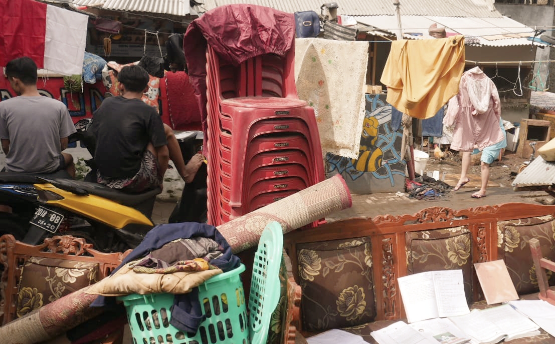 Tumpukan barang milik warga Cigugur Tengah, Kecamatan Cimahi Tengah yang terkena banjir.