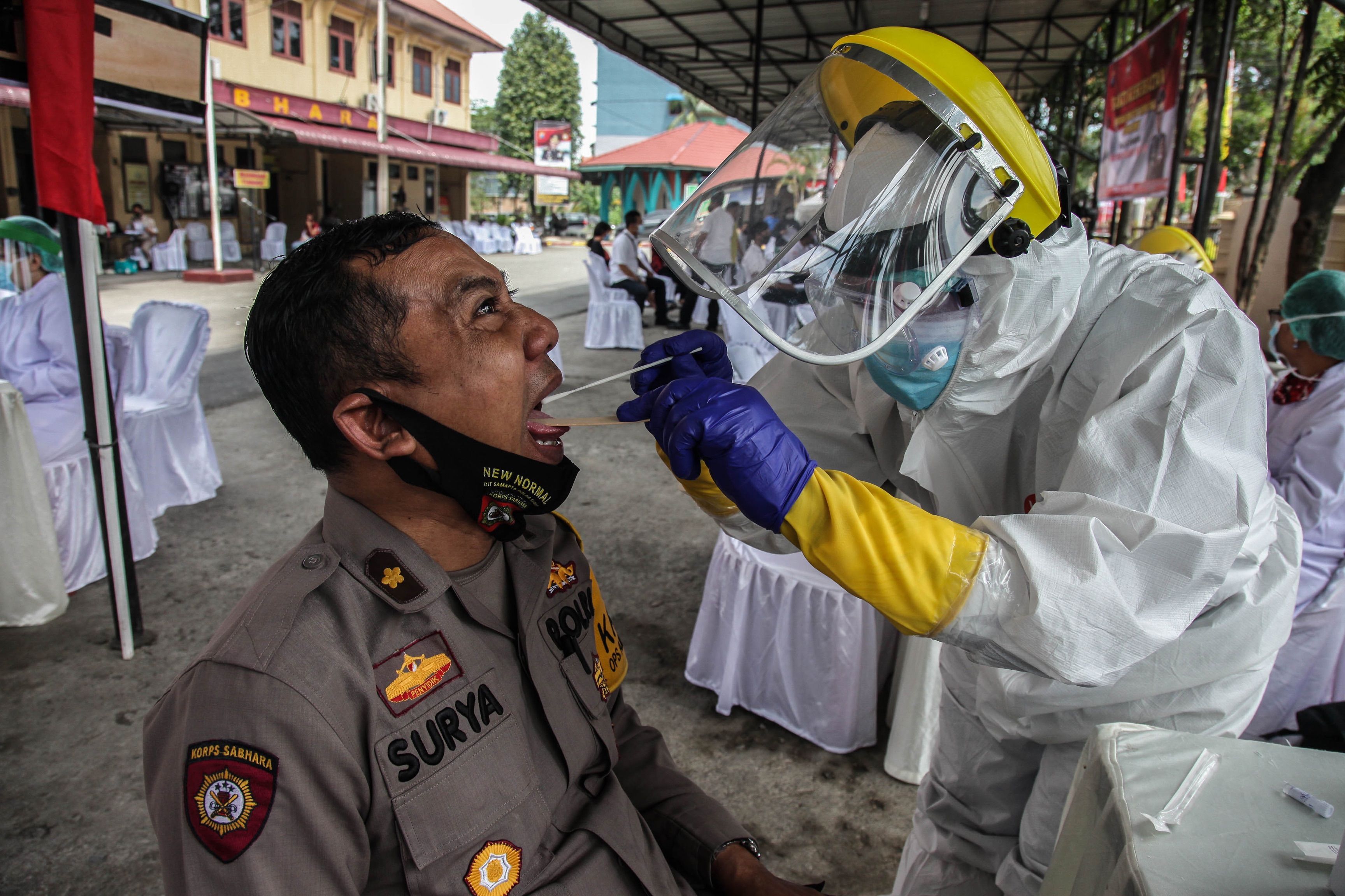 Petugas polisi di Kota Medan sedang menjalani swab test covid-19.