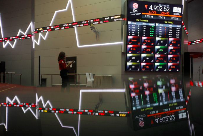 Karyawan mengamati layar pergerakan perdagangan saham di Bursa Efek Indonesia, Jakarta, Kamis (10/9/2020). 