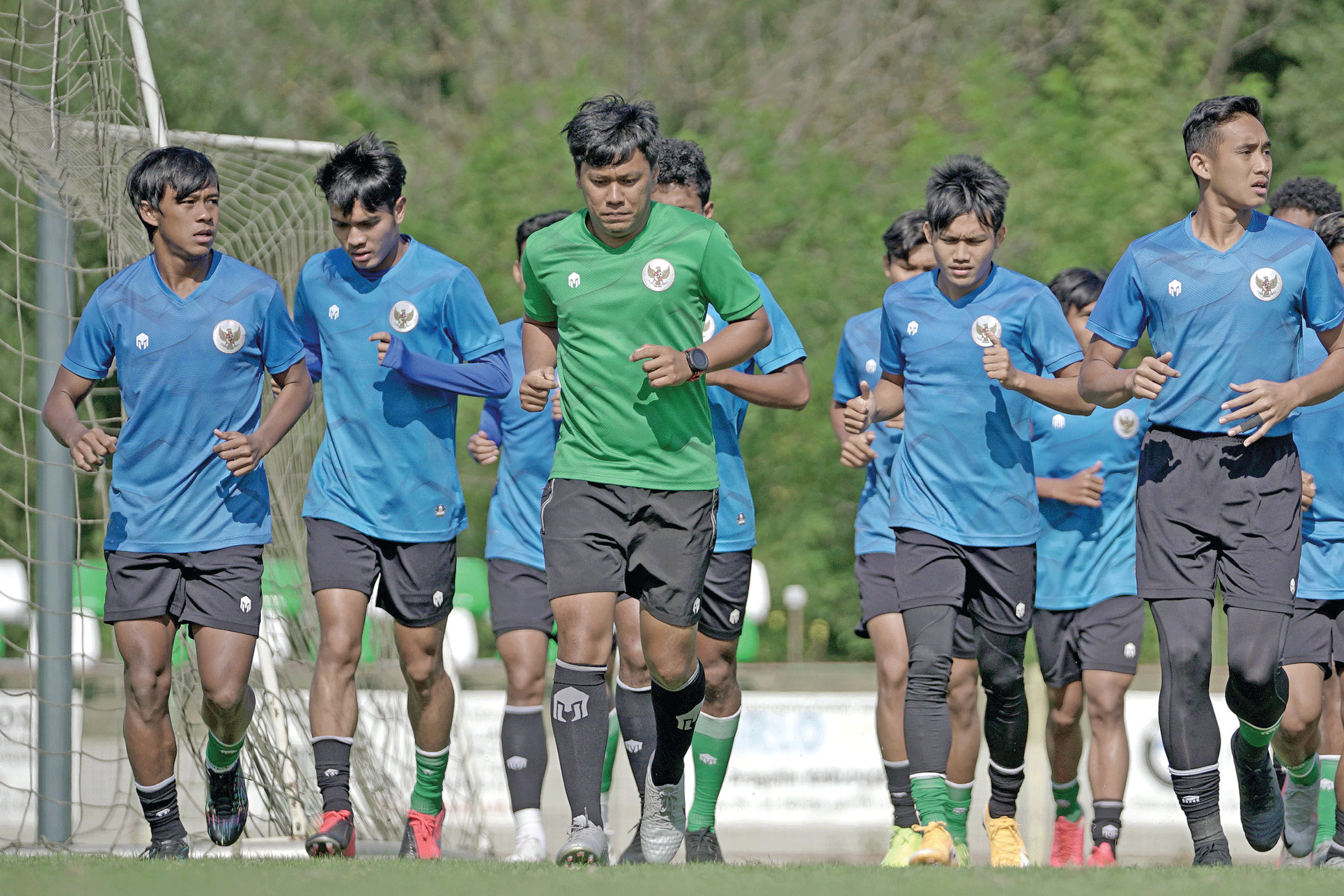 LATIHAN DI KROASIA: Sejumlah pemain timnas Indonesia U-19 dan ofi sial melakukan pemanasan saat pemusatan latihan di Kroasia, Jumat (18/9).
