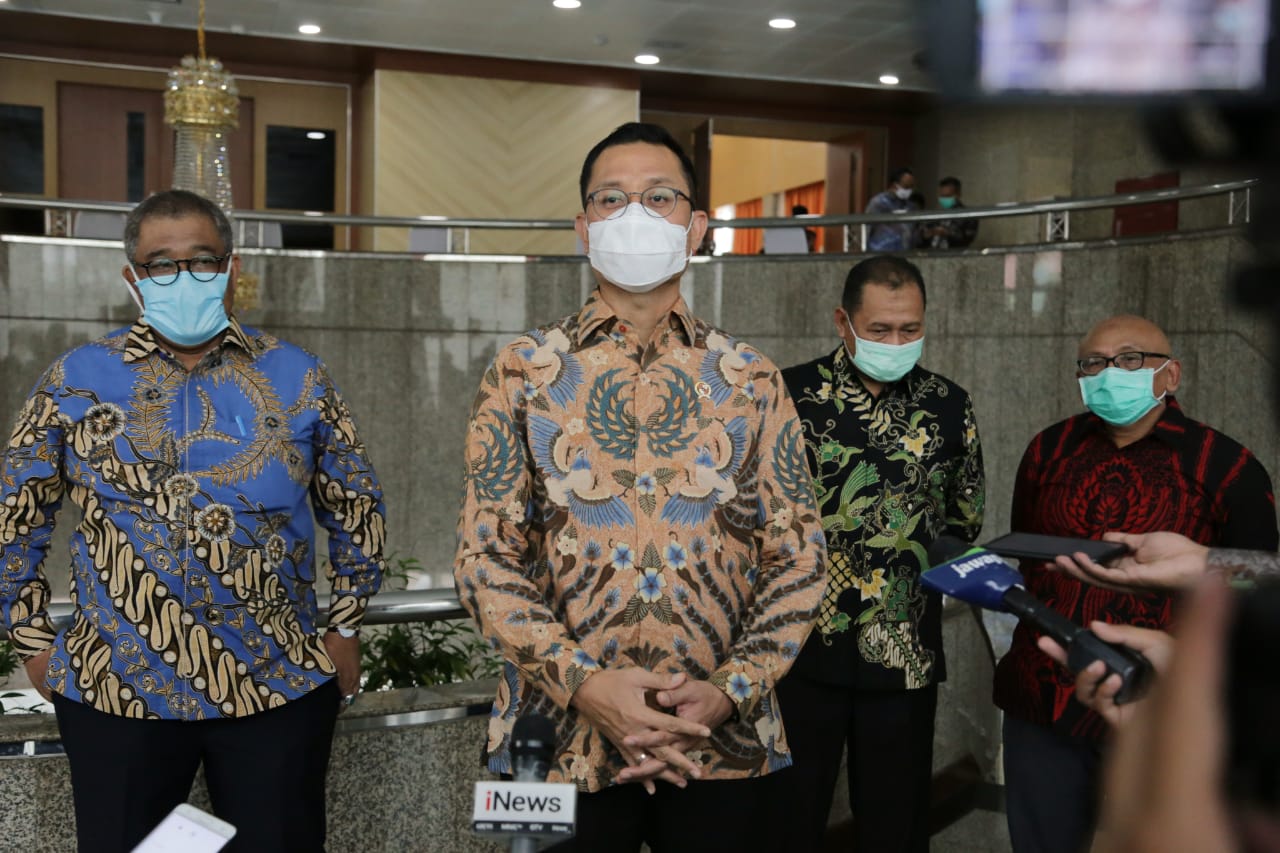 Menteri Sosial Juliari P Batubara saat memberi keterangan kepada wartawan.