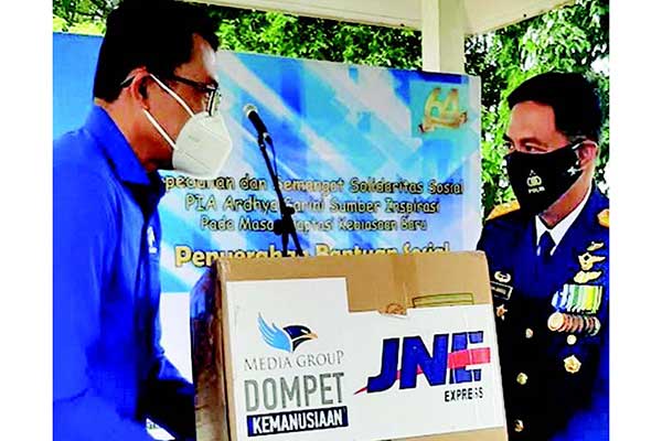 Ketua Yayasan Media Group Ali Sadikin (kiri) menyerahkan APD kepada Rumah Sakit dr Hoediyono, di Kalijati, Subang, Jawa Barat, kemarin.