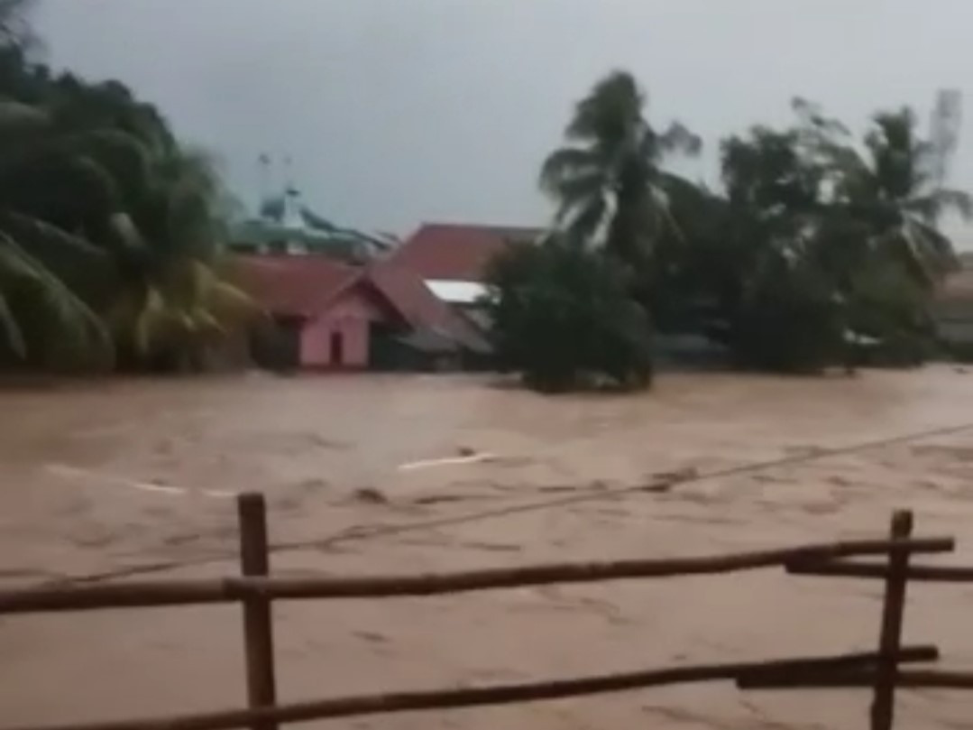 Luapan air sungai Cipalebuh dan Cilauteureun