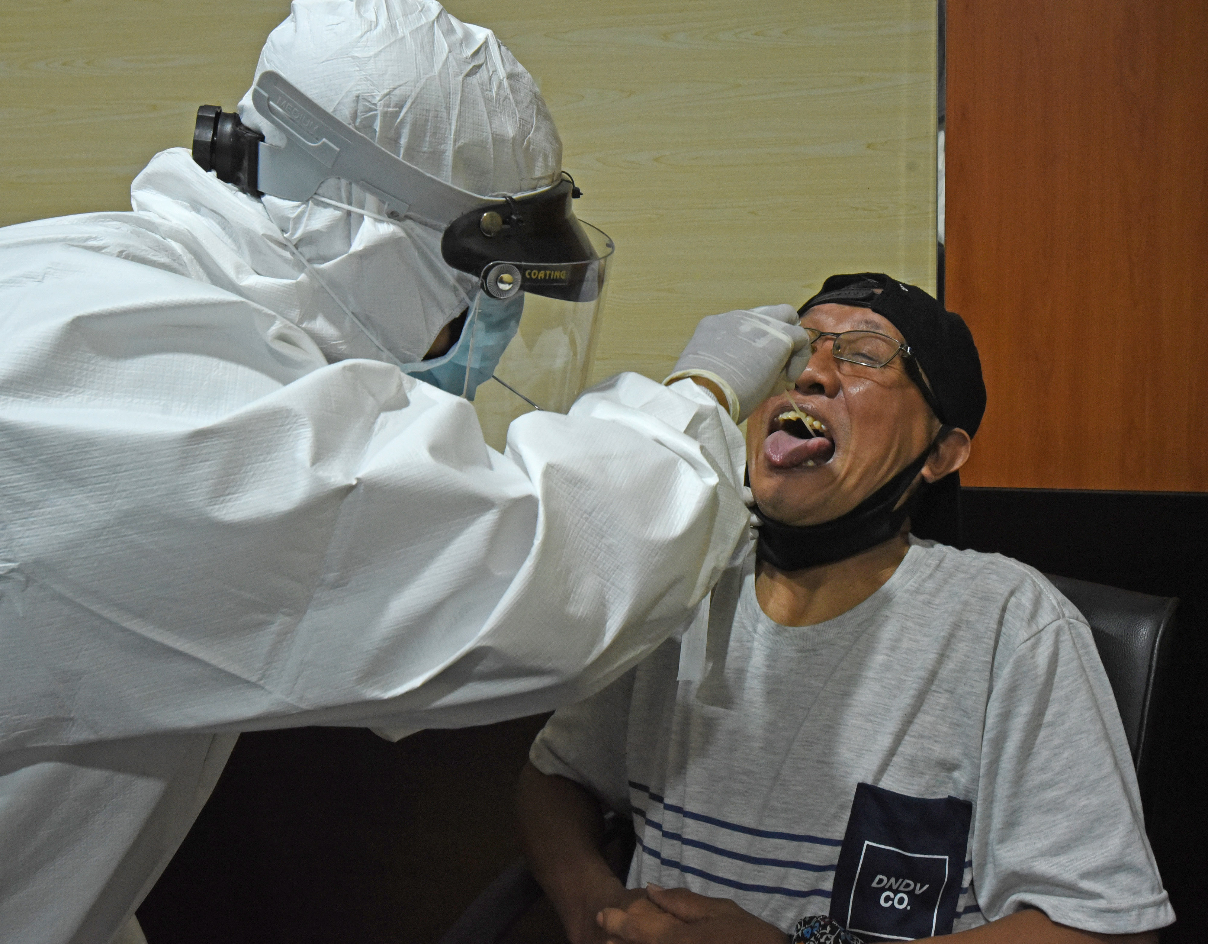 Tenaga medis melakukan tes usap (swab test) .