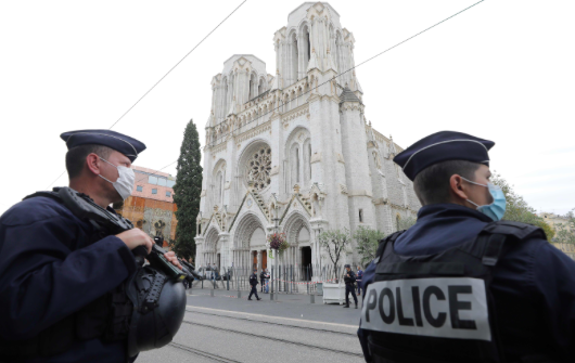 Polisi Prancis berjaga-jaga di lokasi serangan pisau di Basilika Notre-Dame de Nice di Nice, Kamis (29/10).