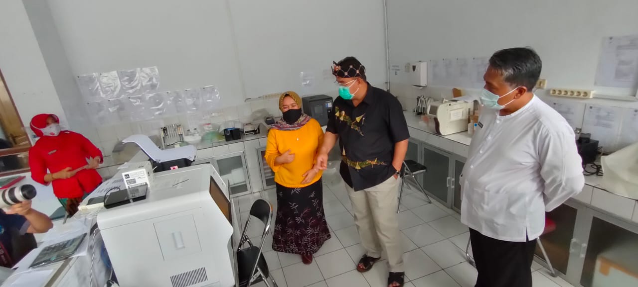 Wali Kota Tasikmalaya Budi Budiman didampingi Kepala Dinas Kesehatan Uus Supangat melihat mesin Polymerase Chain Reaction (PCR) 