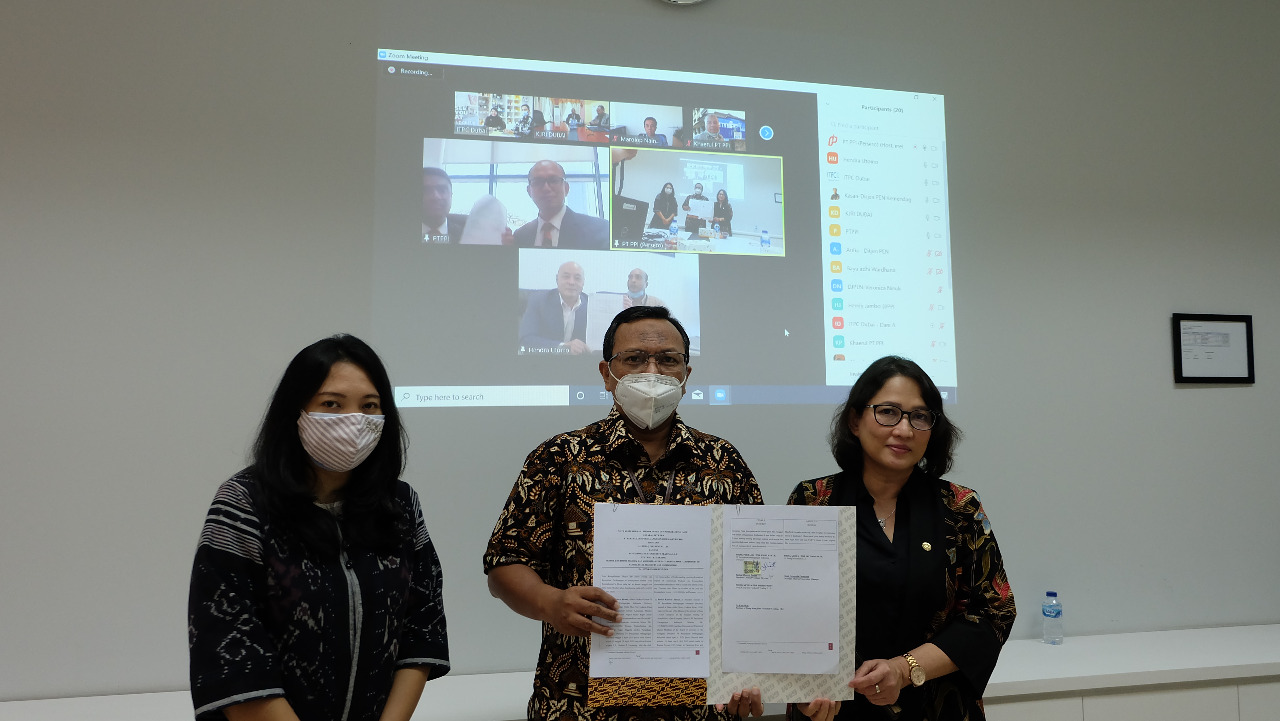 Direktur Komersian PPI Eko Budianto (tengah) menunjukkan dokumen nota kesepahaman yang telah ditandatangani di Jakarta, Senin (19/10).