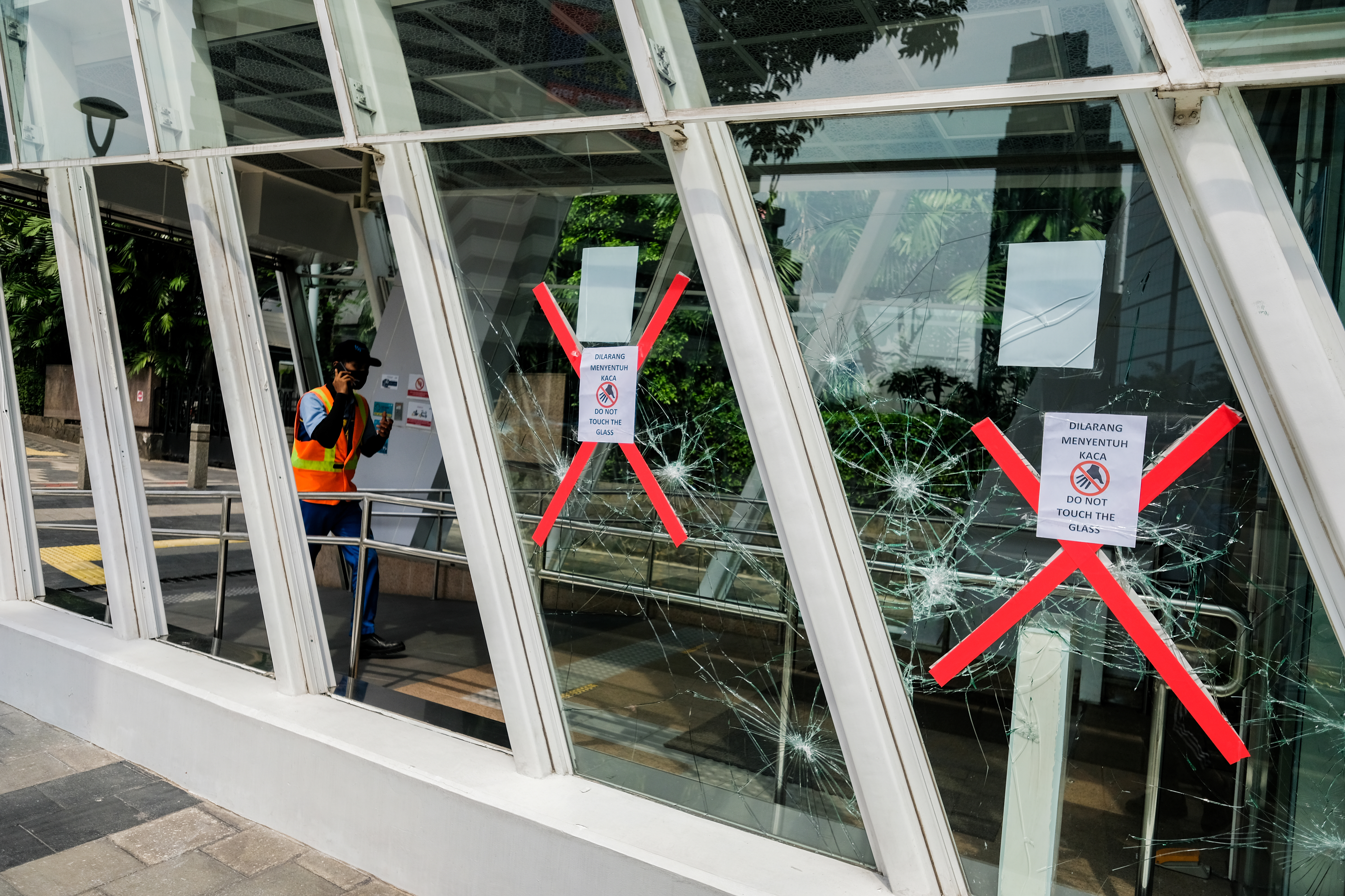 Kaca Stasiun MRT Setiabudi Astra yang dirusak massa saat kericuhan unjuk rasa penolakan Undang-Undang Cipta Kerja di Jakarta